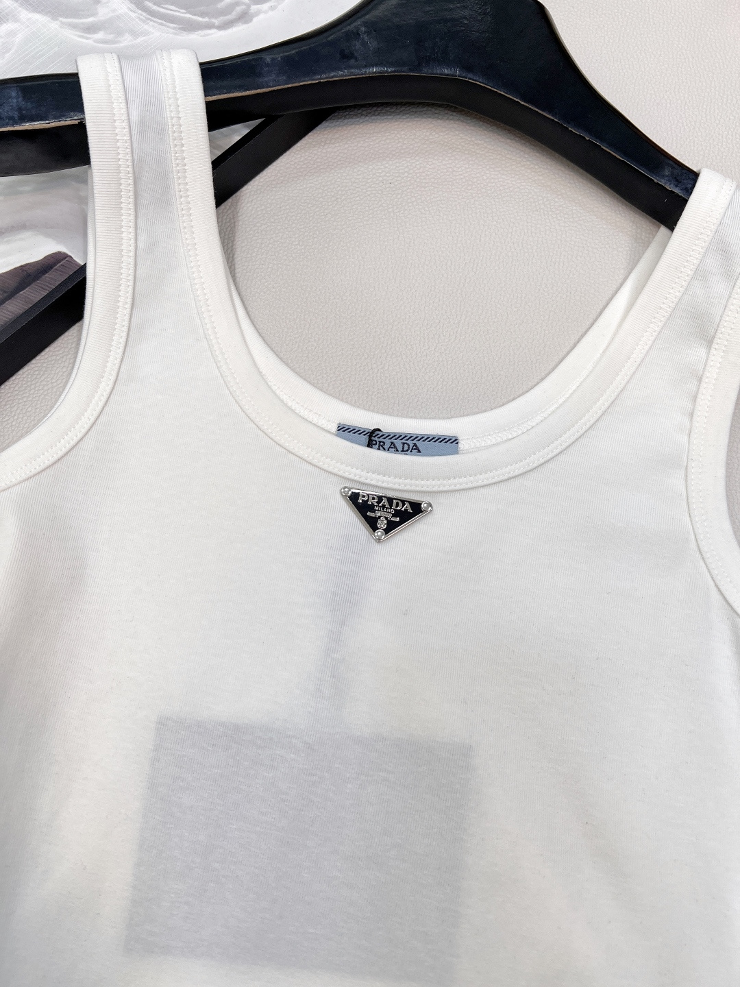 🆕 PRADA 新款经典三角徽标背心连衣裙气质单品 这个连衣裙太好看了吧，夏季穿搭中的修身连衣裙，可以展