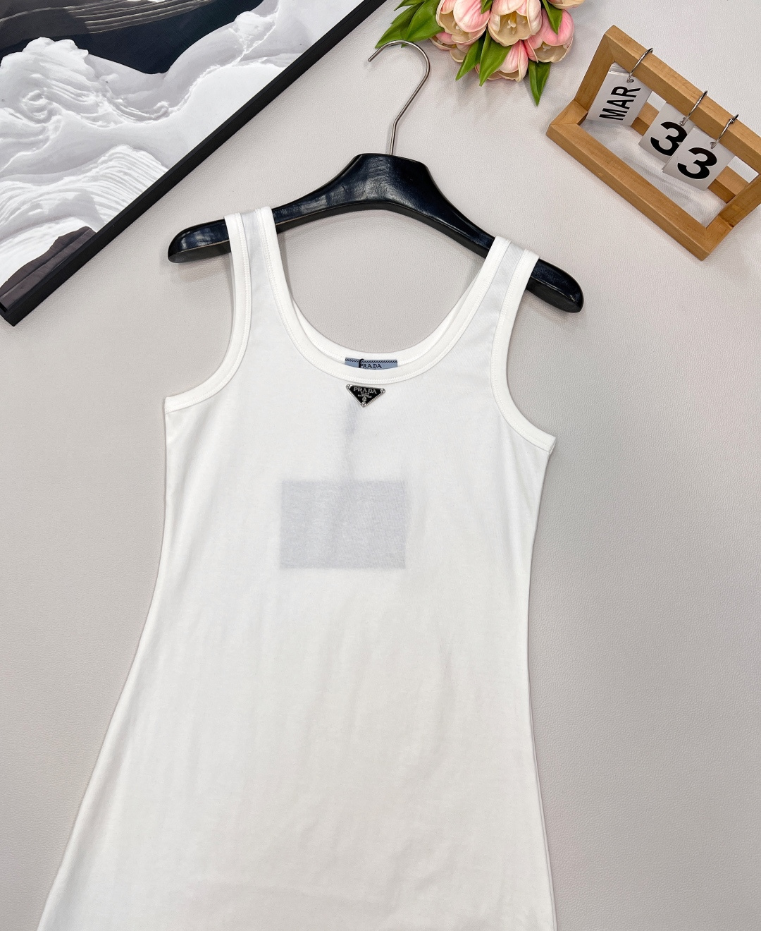 🆕 PRADA 新款经典三角徽标背心连衣裙气质单品 这个连衣裙太好看了吧，夏季穿搭中的修身连衣裙，可以展