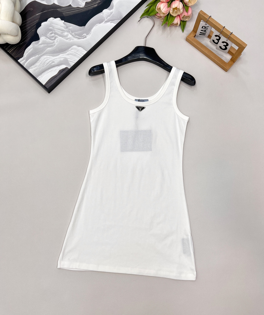 NO:735763,PRADA's new classic triangle logo vest dress is a temperament item. This dress is so good-looking. The slim-fitting dress in summer wear can show the hot girl style and give people a fashionable and dynamic feeling. The off-the-shoulder design outlines the charming curves. Paired with fashionable sunglasses and sandals, it shows the charm of personality. The age-reducing girl has a versatile temperament, and the classic slim-fit H-shaped version can greatly reduce weight!  In summer, just one sundress is all you need, four colors, three complete items!  Bulk shipment, size sml code P, prada, sandals, skirts,19860909PRADA 新款经典三角徽标背心连衣裙 气质单品 这个连衣裙太好看了吧,夏季穿搭中的修身连衣裙,可以展现出辣妹风格,给人一种时尚动感的感觉 露肩设计勾勒出迷人曲线,配以时尚墨镜和凉鞋,尽显个性魅力 减龄少女气质百搭,经典修身H版型巨减瘦！夏天一件背心裙就搞定啦四色,三标齐全！大货出 尺码sml 编码P,,prada,sandals,skirts,,Women's clothing