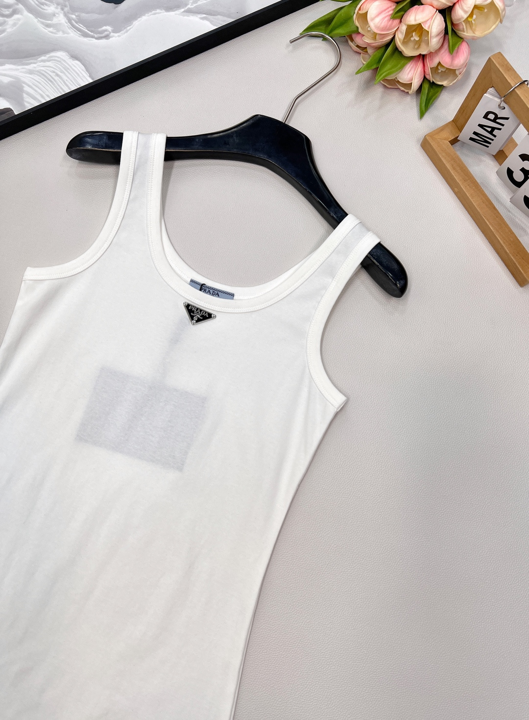 🆕 PRADA 新款经典三角徽标背心连衣裙气质单品 这个连衣裙太好看了吧，夏季穿搭中的修身连衣裙，可以展