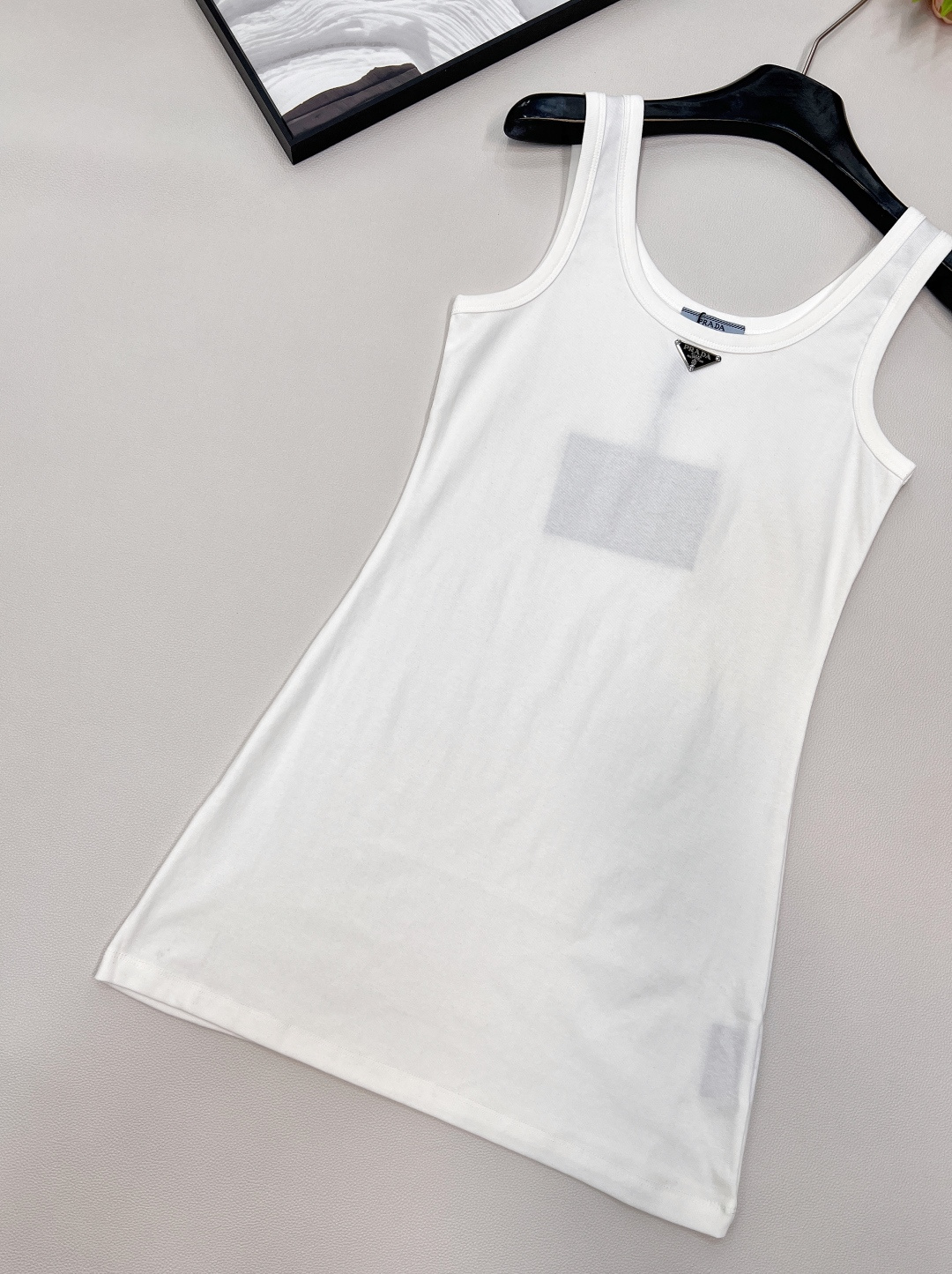 🆕 PRADA 新款经典三角徽标背心连衣裙气质单品 这个连衣裙太好看了吧，夏季穿搭中的修身连衣裙，可以展