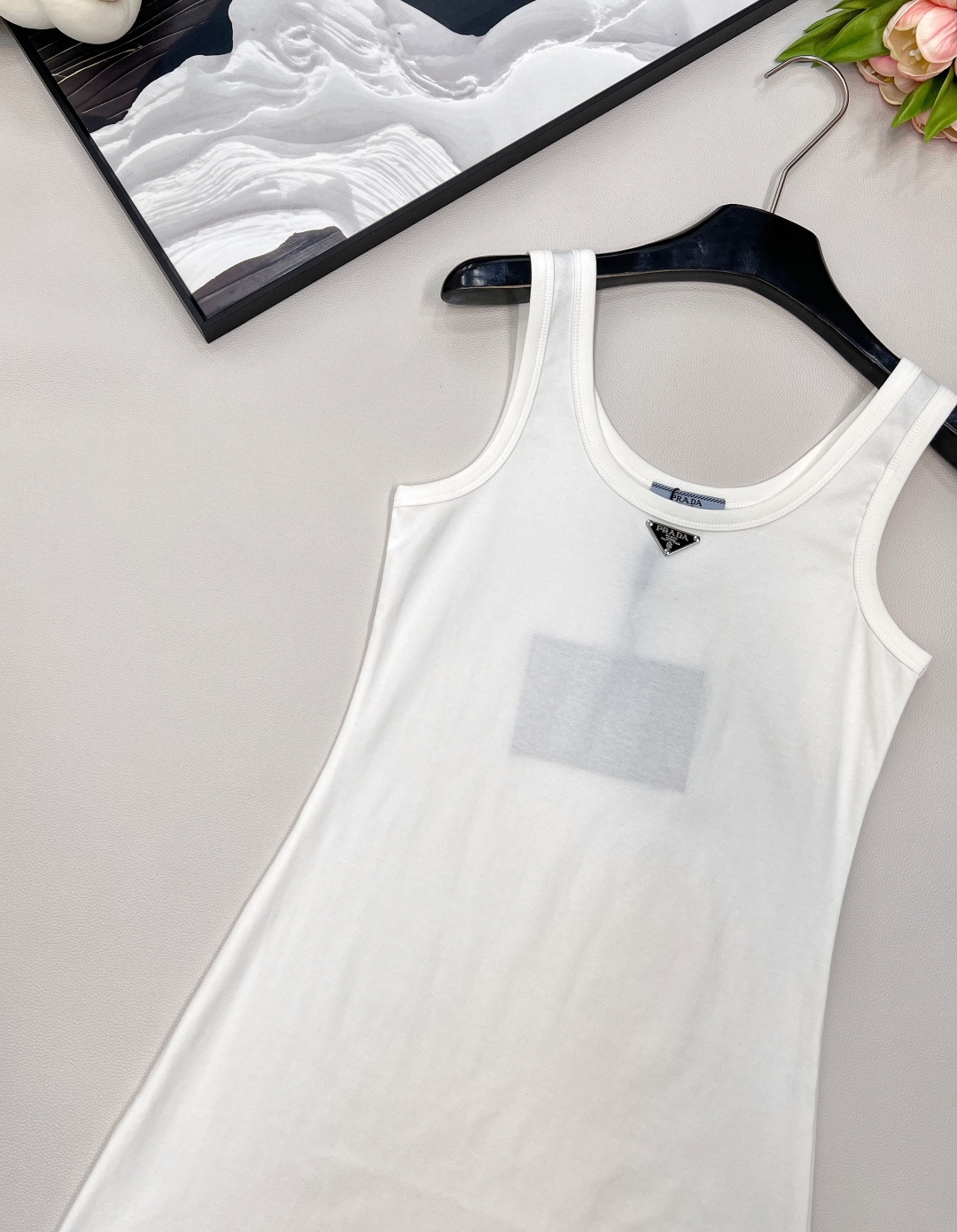 🆕 PRADA 新款经典三角徽标背心连衣裙气质单品 这个连衣裙太好看了吧，夏季穿搭中的修身连衣裙，可以展