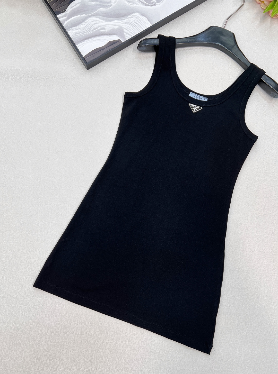 🆕 PRADA 新款经典三角徽标背心连衣裙气质单品 这个连衣裙太好看了吧，夏季穿搭中的修身连衣裙，可以展