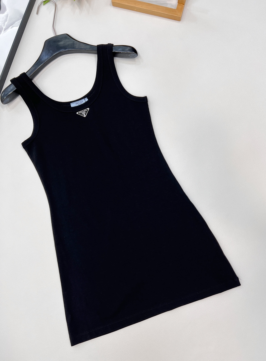 🆕 PRADA 新款经典三角徽标背心连衣裙气质单品 这个连衣裙太好看了吧，夏季穿搭中的修身连衣裙，可以展