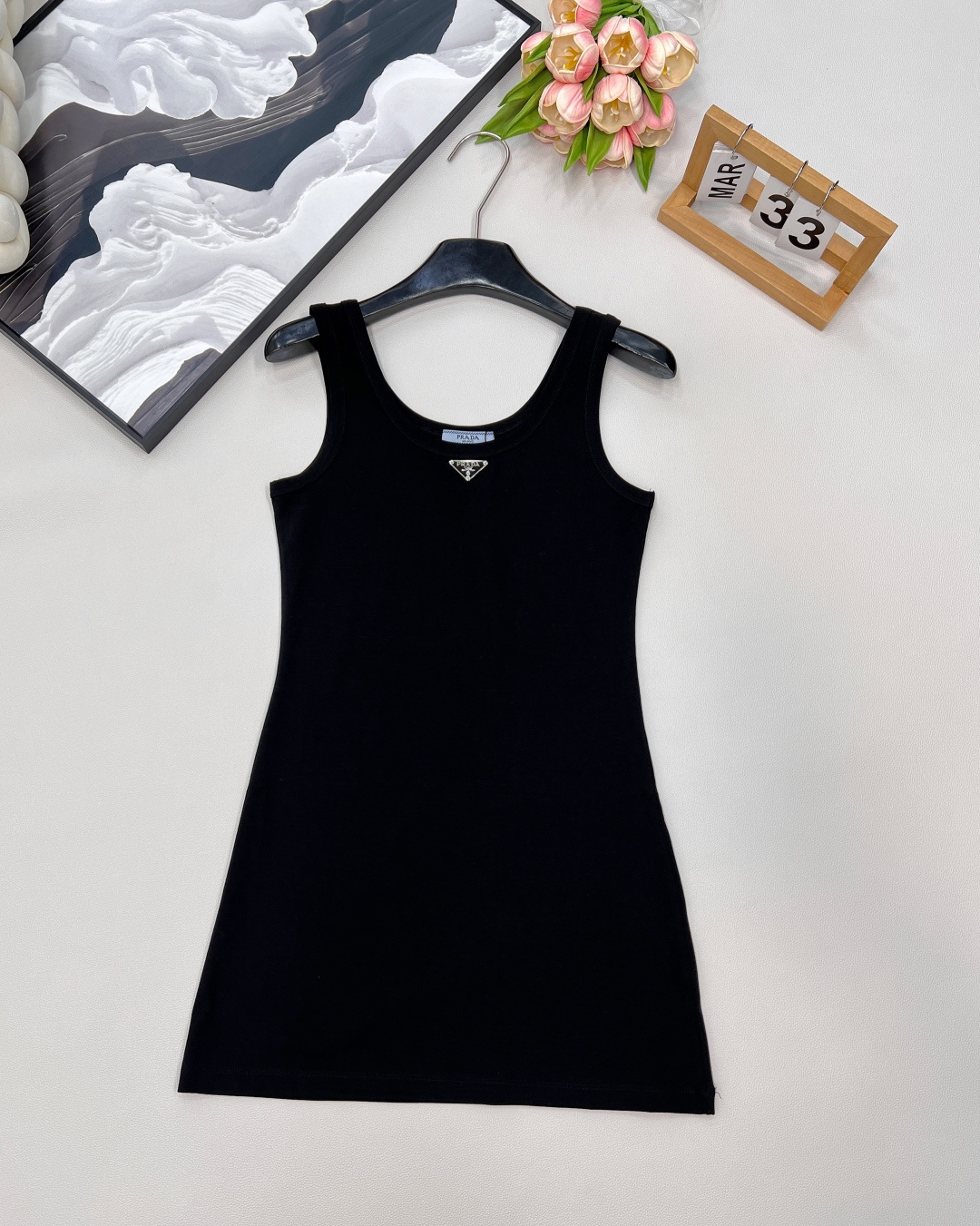 🆕 PRADA 新款经典三角徽标背心连衣裙气质单品 这个连衣裙太好看了吧，夏季穿搭中的修身连衣裙，可以展