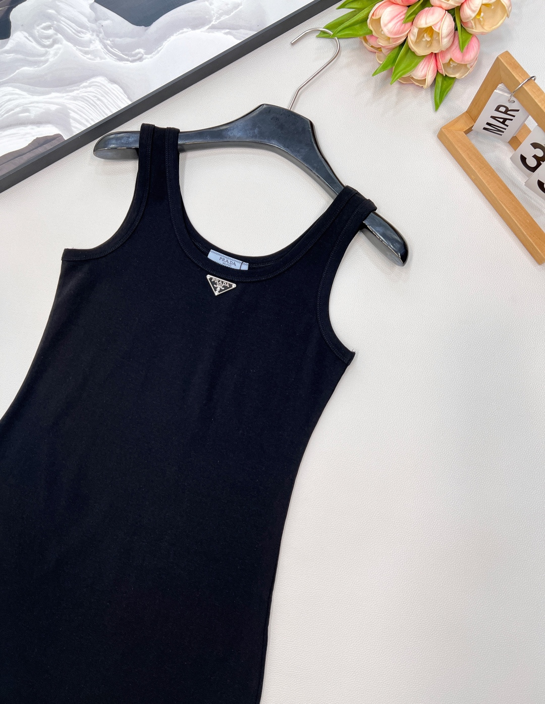 🆕 PRADA 新款经典三角徽标背心连衣裙气质单品 这个连衣裙太好看了吧，夏季穿搭中的修身连衣裙，可以展