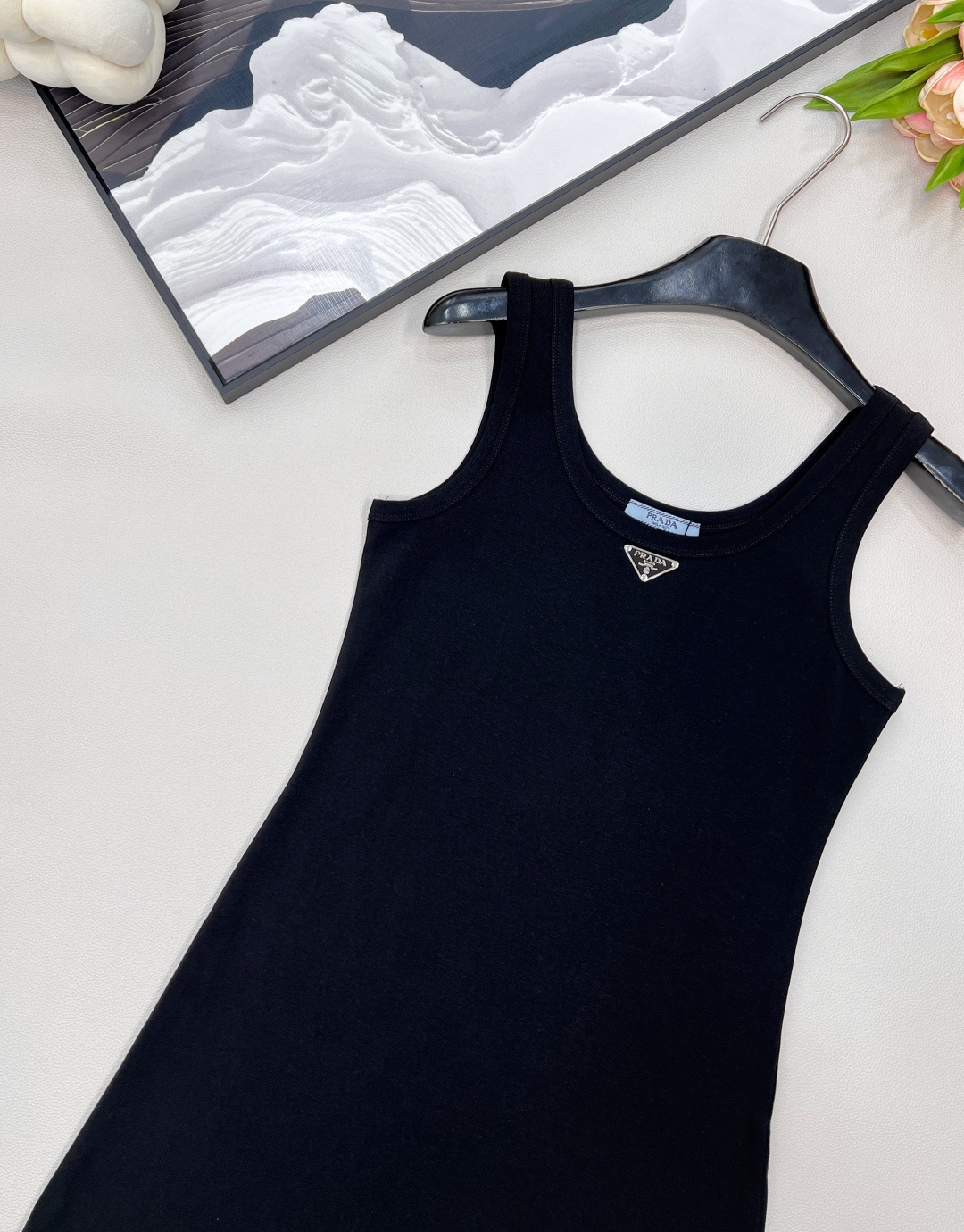 🆕 PRADA 新款经典三角徽标背心连衣裙气质单品 这个连衣裙太好看了吧，夏季穿搭中的修身连衣裙，可以展