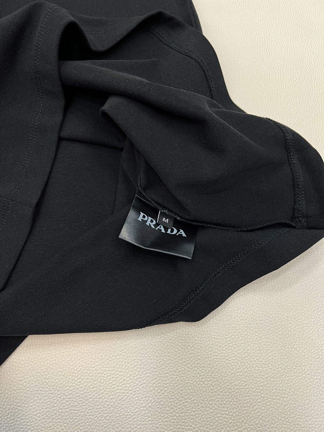 🆕 PRADA 新款经典三角徽标背心连衣裙气质单品 这个连衣裙太好看了吧，夏季穿搭中的修身连衣裙，可以展