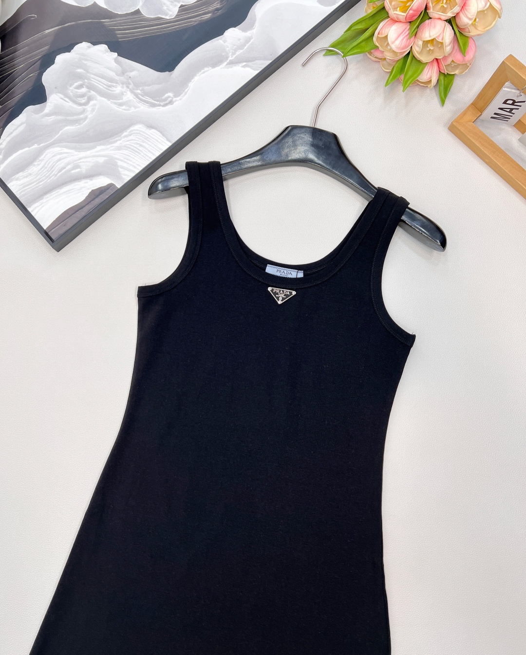 🆕 PRADA 新款经典三角徽标背心连衣裙气质单品 这个连衣裙太好看了吧，夏季穿搭中的修身连衣裙，可以展