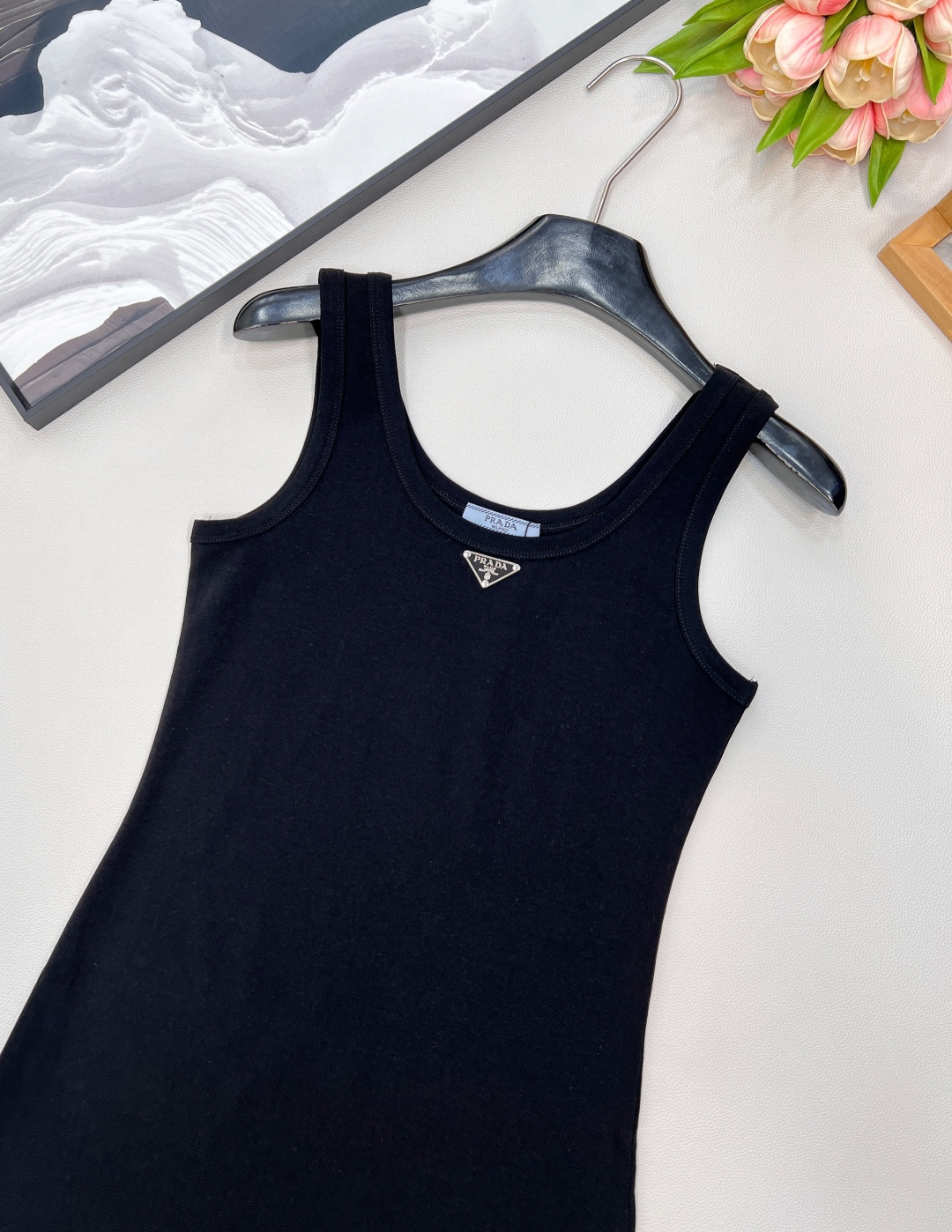 🆕 PRADA 新款经典三角徽标背心连衣裙气质单品 这个连衣裙太好看了吧，夏季穿搭中的修身连衣裙，可以展