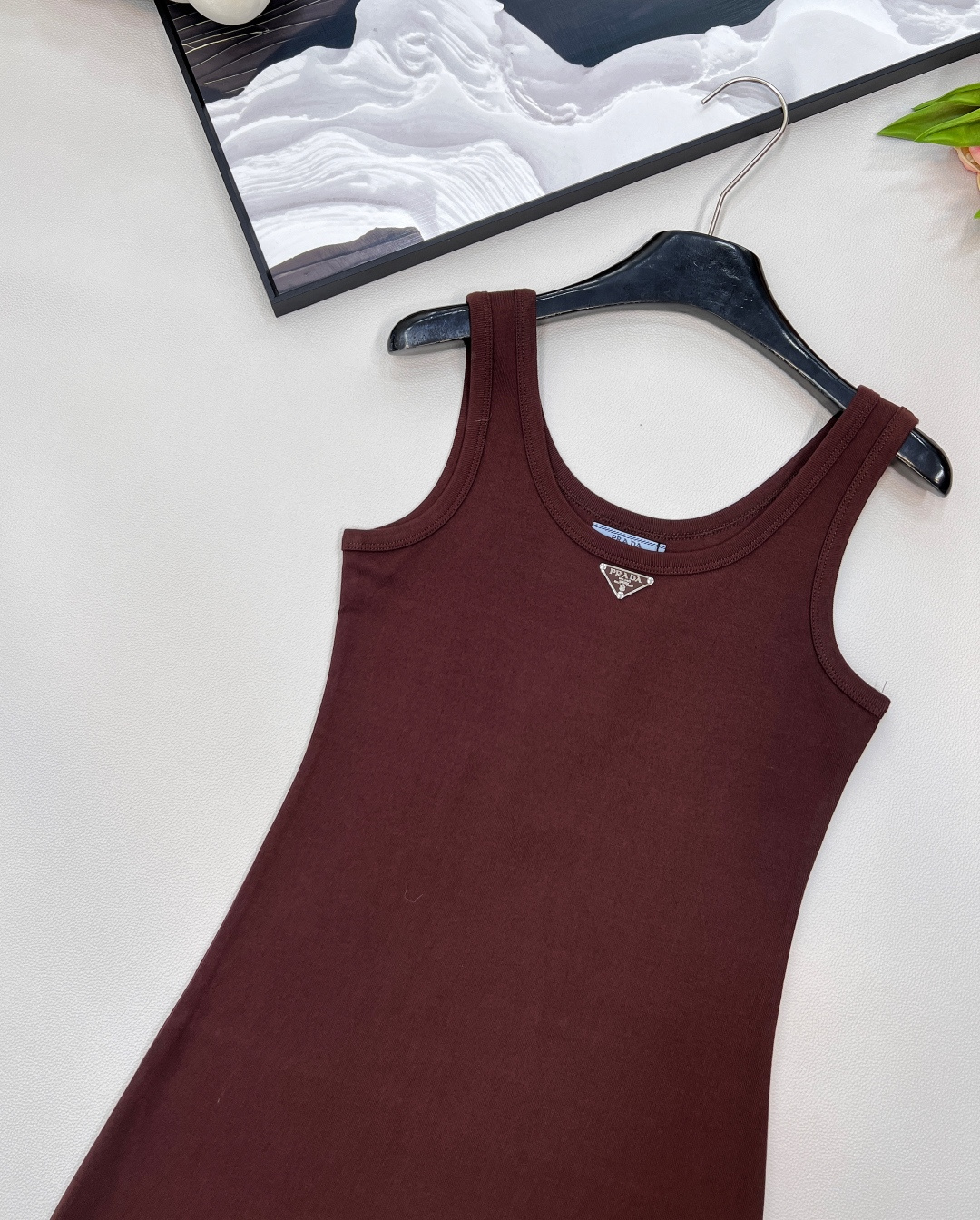 🆕 PRADA 新款经典三角徽标背心连衣裙气质单品 这个连衣裙太好看了吧，夏季穿搭中的修身连衣裙，可以展