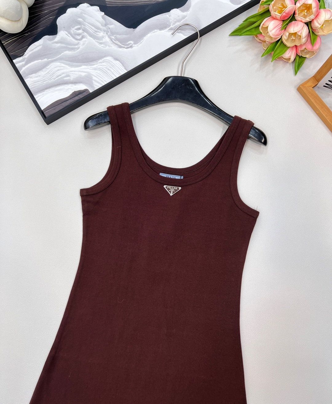🆕 PRADA 新款经典三角徽标背心连衣裙气质单品 这个连衣裙太好看了吧，夏季穿搭中的修身连衣裙，可以展