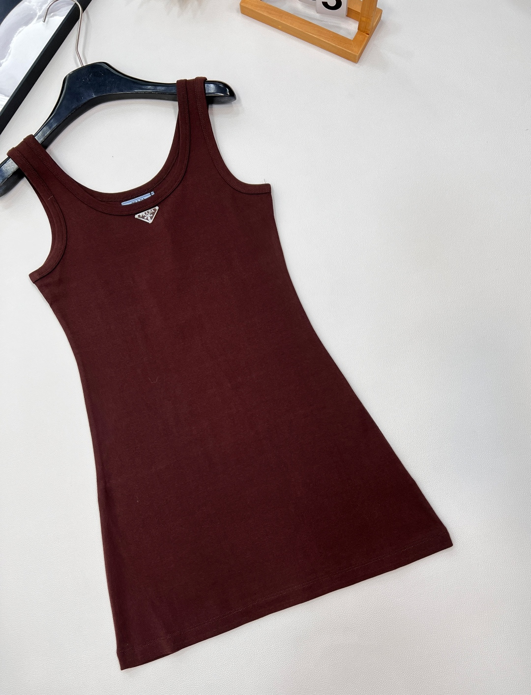 🆕 PRADA 新款经典三角徽标背心连衣裙气质单品 这个连衣裙太好看了吧，夏季穿搭中的修身连衣裙，可以展