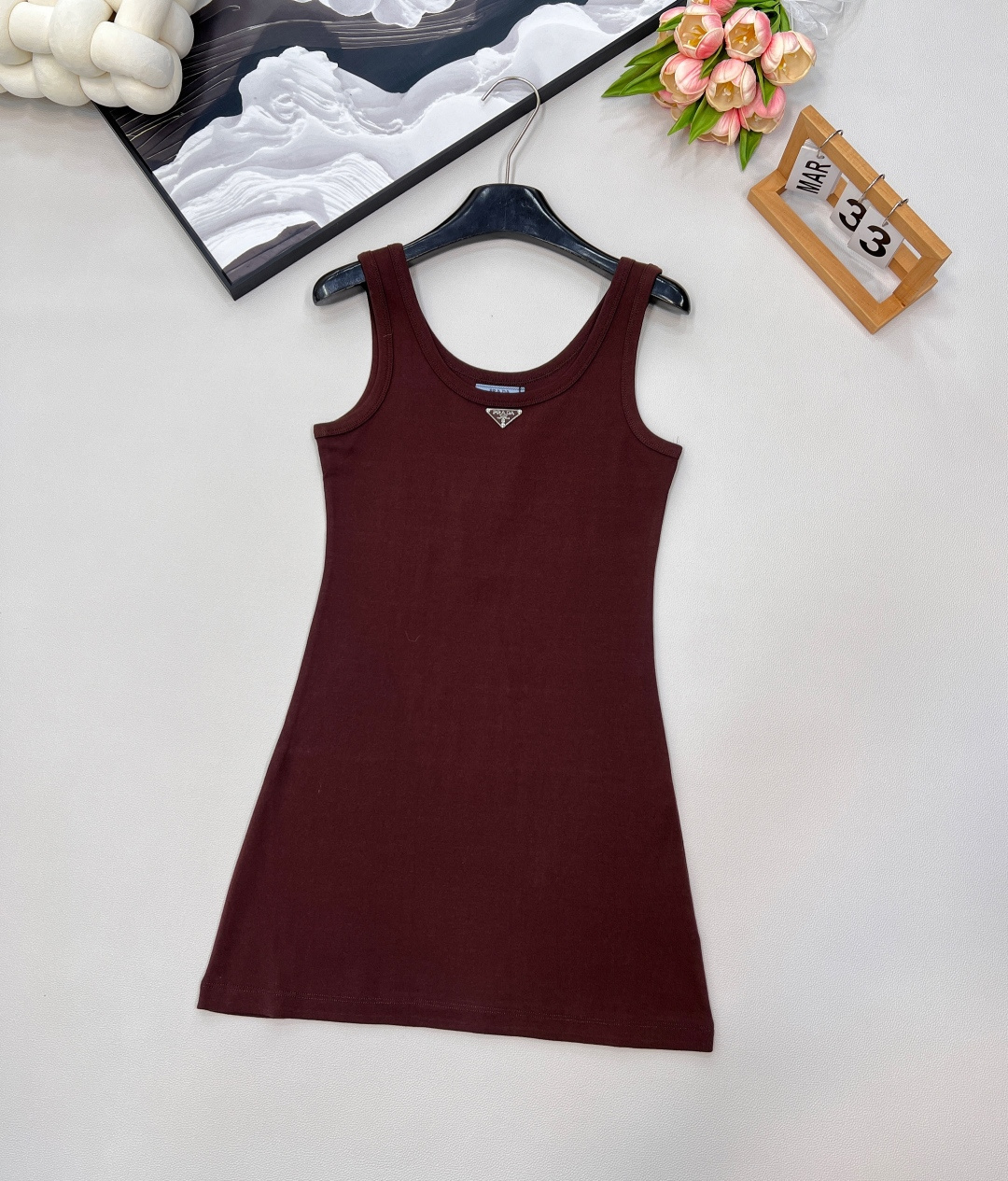 NO:735760,PRADA's new classic triangle logo vest dress is a temperament item. This dress is so good-looking. The slim-fitting dress in summer wear can show the hot girl style and give people a fashionable and dynamic feeling. The off-the-shoulder design outlines the charming curves. Paired with fashionable sunglasses and sandals, it shows the charm of personality. The age-reducing girl has a versatile temperament, and the classic slim-fit H-shaped version can greatly reduce weight!  In summer, just one sundress is all you need, four colors, three complete items!  Big shipment, size sml code P P,, prada, sandals, skirts,19860909PRADA 新款经典三角徽标背心连衣裙 气质单品 这个连衣裙太好看了吧,夏季穿搭中的修身连衣裙,可以展现出辣妹风格,给人一种时尚动感的感觉 露肩设计勾勒出迷人曲线,配以时尚墨镜和凉鞋,尽显个性魅力 减龄少女气质百搭,经典修身H版型巨减瘦！夏天一件背心裙就搞定啦四色,三标齐全！大货出 尺码sml 编码P P,,prada,sandals,skirts,,Women's clothing