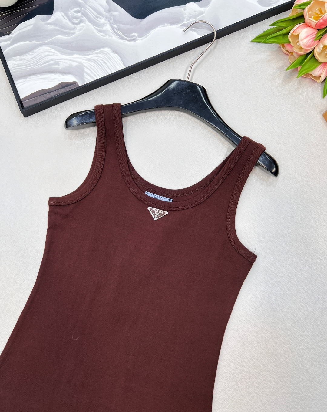 🆕 PRADA 新款经典三角徽标背心连衣裙气质单品 这个连衣裙太好看了吧，夏季穿搭中的修身连衣裙，可以展