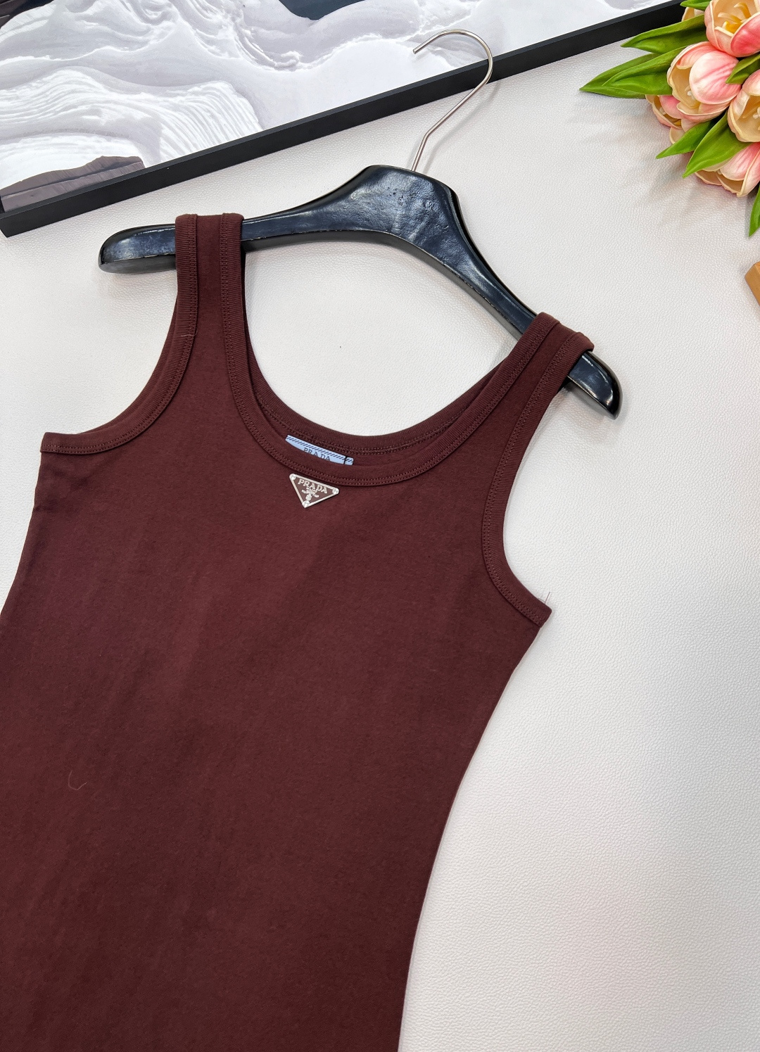 🆕 PRADA 新款经典三角徽标背心连衣裙气质单品 这个连衣裙太好看了吧，夏季穿搭中的修身连衣裙，可以展