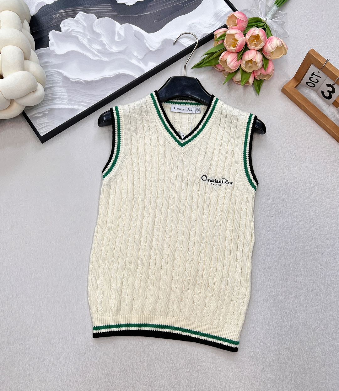 NO:736240,Dior2025 new twist knitted striped pullover vest, customized YB silk wool knitted material, skin-friendly and soft, dense and delicate, straight shoulder V-neck vest version, heavy-duty twist knitting for ready-to-wear, alternating needle arrangement to highlight the texture of details, two-color stripe wrapping outline, full of academic elite atmosphere, letter logo embellishment on the chest, echoing the brand's luxurious tonality, slim fit design, tolerating the figure, improving lines, making the outfit look slim and fashionable  It looks great when worn alone or layered in autumn and winter. Customized fabrics and accessories, complete with three standards!  Sizesml ed,,dior,19860909Dior2025新款麻花针织条纹套头背心,定制YB丝毛针织材质 亲肤软糯 密实细腻 正肩V领背心版型 成衣超重工麻花编织 交替走针排列突出细节质感 两色条纹包边勾勒 整体学院精英氛围感十足 胸前字母徽标点缀 呼应品牌奢华调性 修身版型设计 包容身材 改善线条 让穿搭显瘦而时髦 秋冬单穿叠穿都出彩 定制面辅料 ,三标齐全！ 尺码sml 编,,dior,,Women's clothing