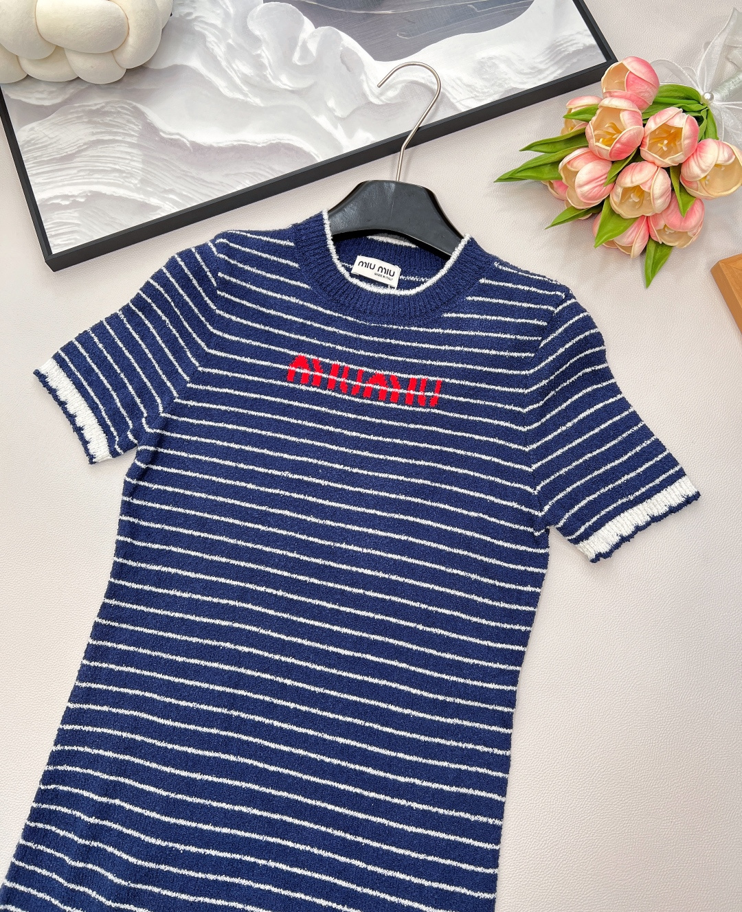 🆕Miumiu撞色条纹字母提花针织裙，自带氛围感的缪缪撞色条纹字母提花圈圈毛针织连衣裙呀！ 这条连衣裙采