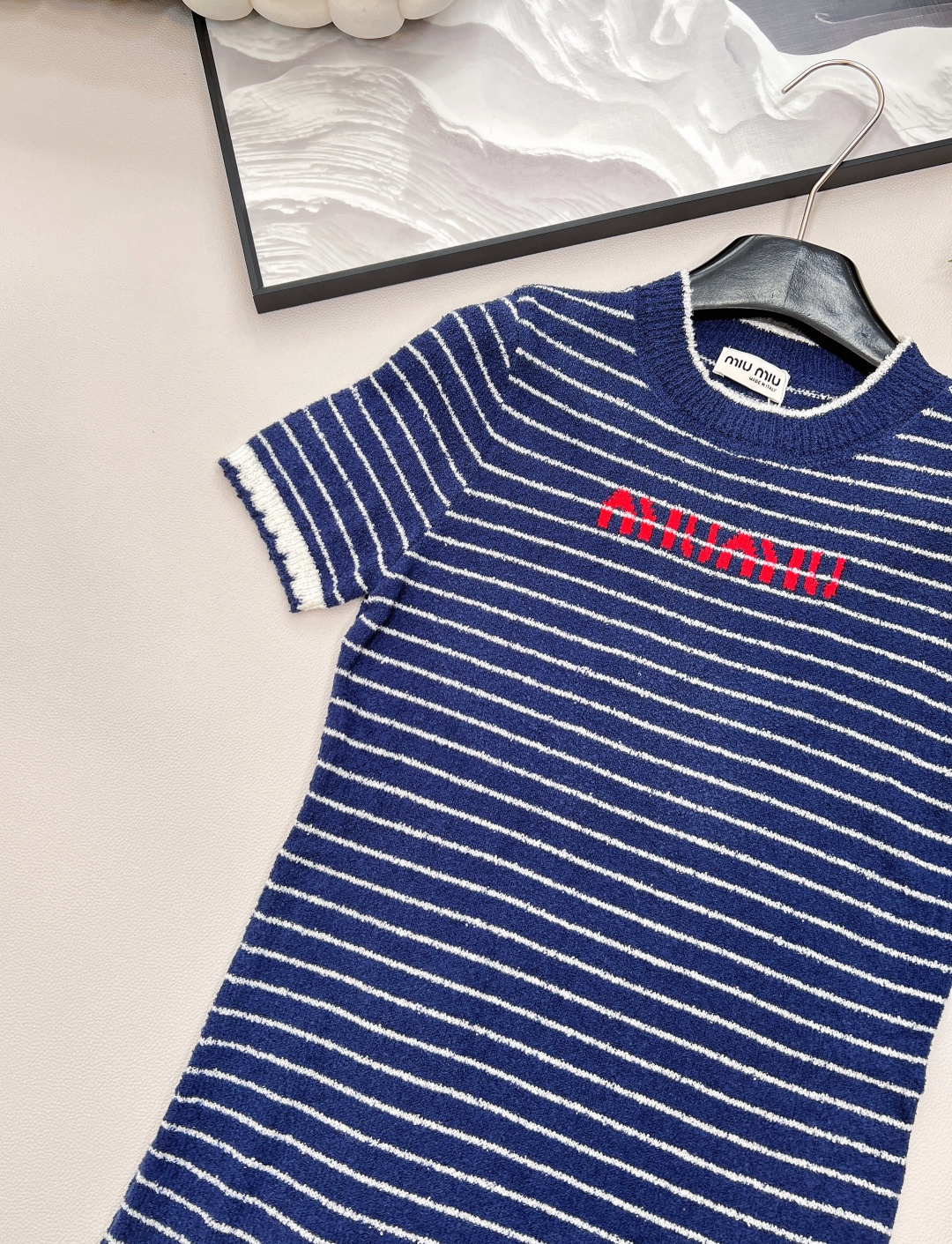 🆕Miumiu撞色条纹字母提花针织裙，自带氛围感的缪缪撞色条纹字母提花圈圈毛针织连衣裙呀！ 这条连衣裙采
