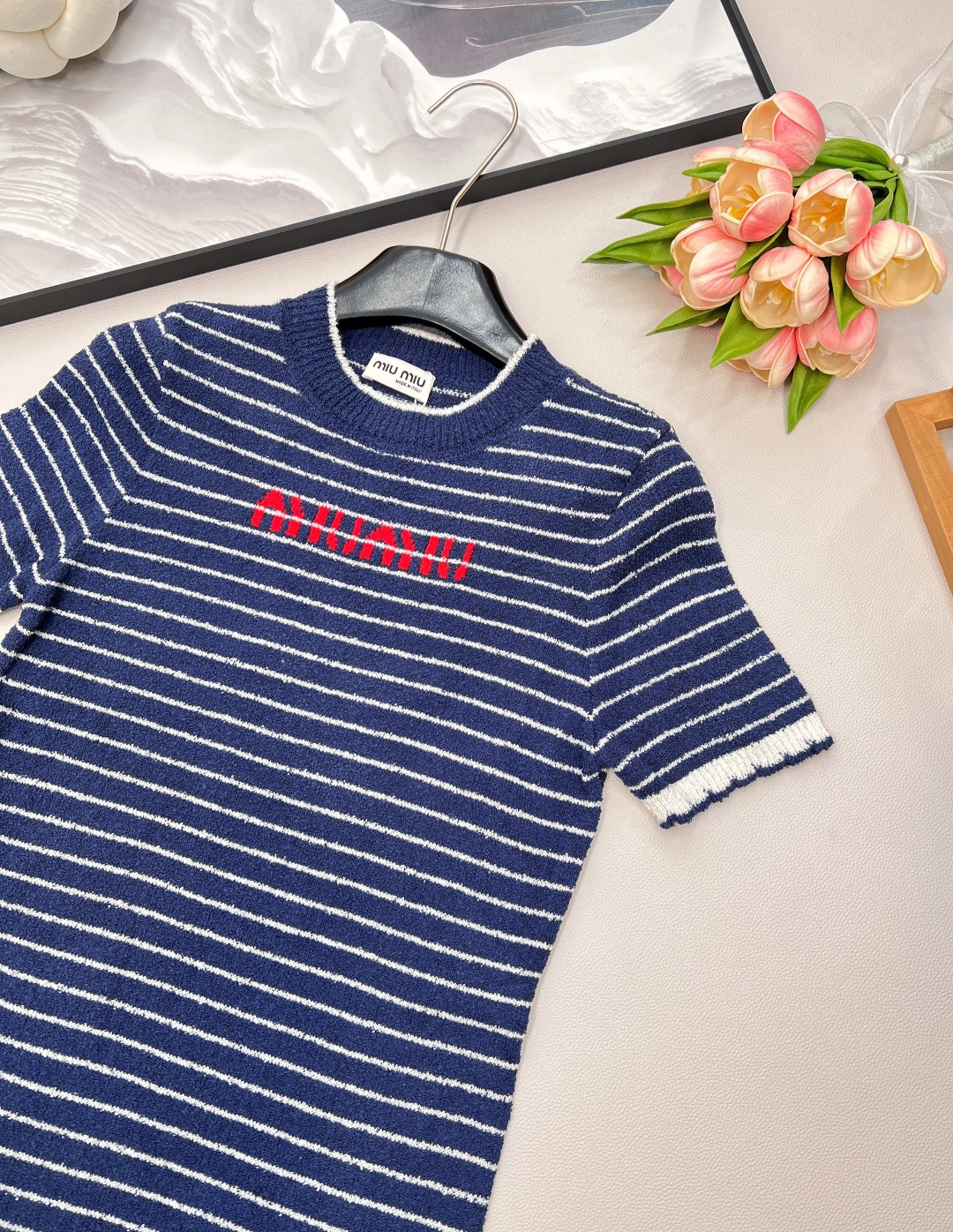 🆕Miumiu撞色条纹字母提花针织裙，自带氛围感的缪缪撞色条纹字母提花圈圈毛针织连衣裙呀！ 这条连衣裙采