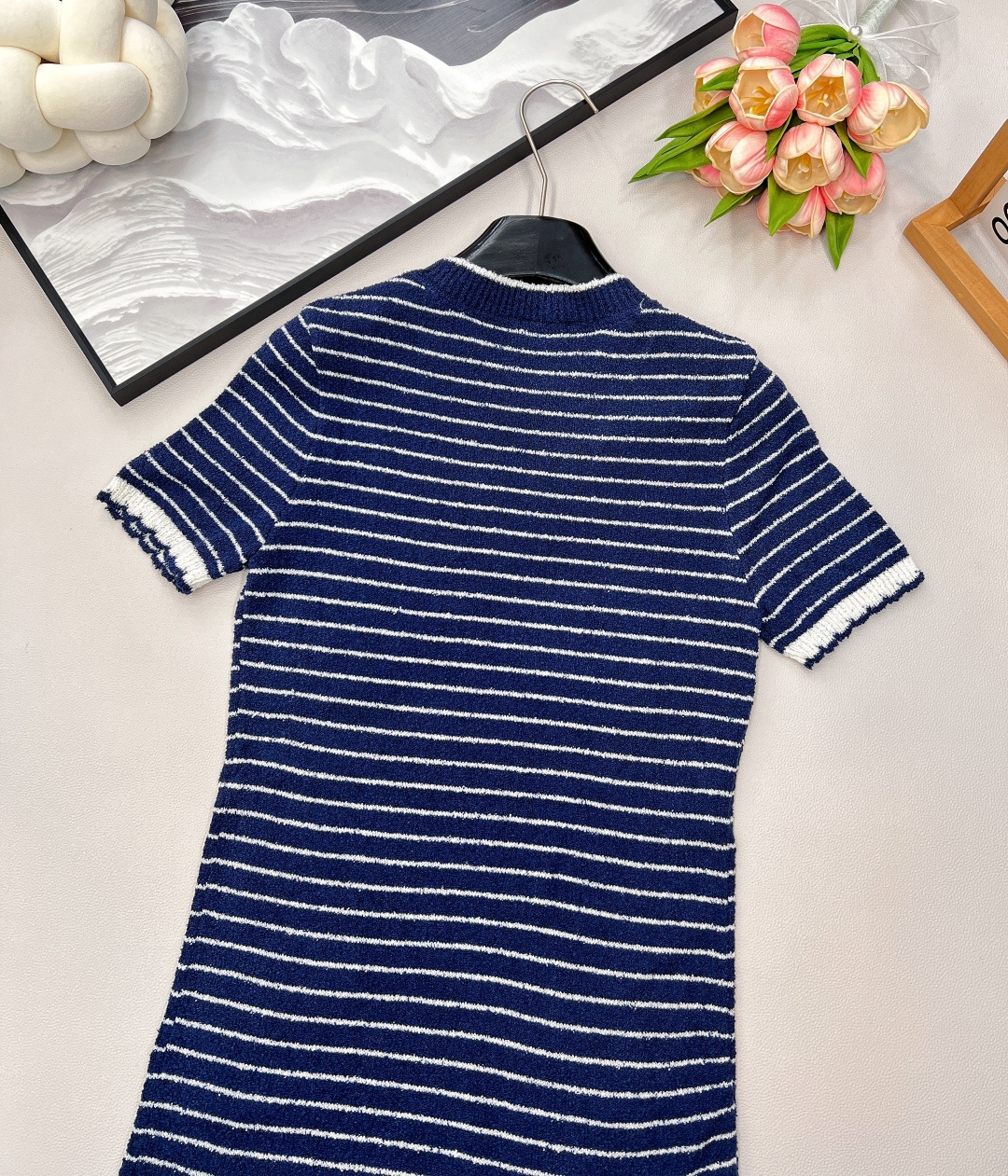 🆕Miumiu撞色条纹字母提花针织裙，自带氛围感的缪缪撞色条纹字母提花圈圈毛针织连衣裙呀！ 这条连衣裙采