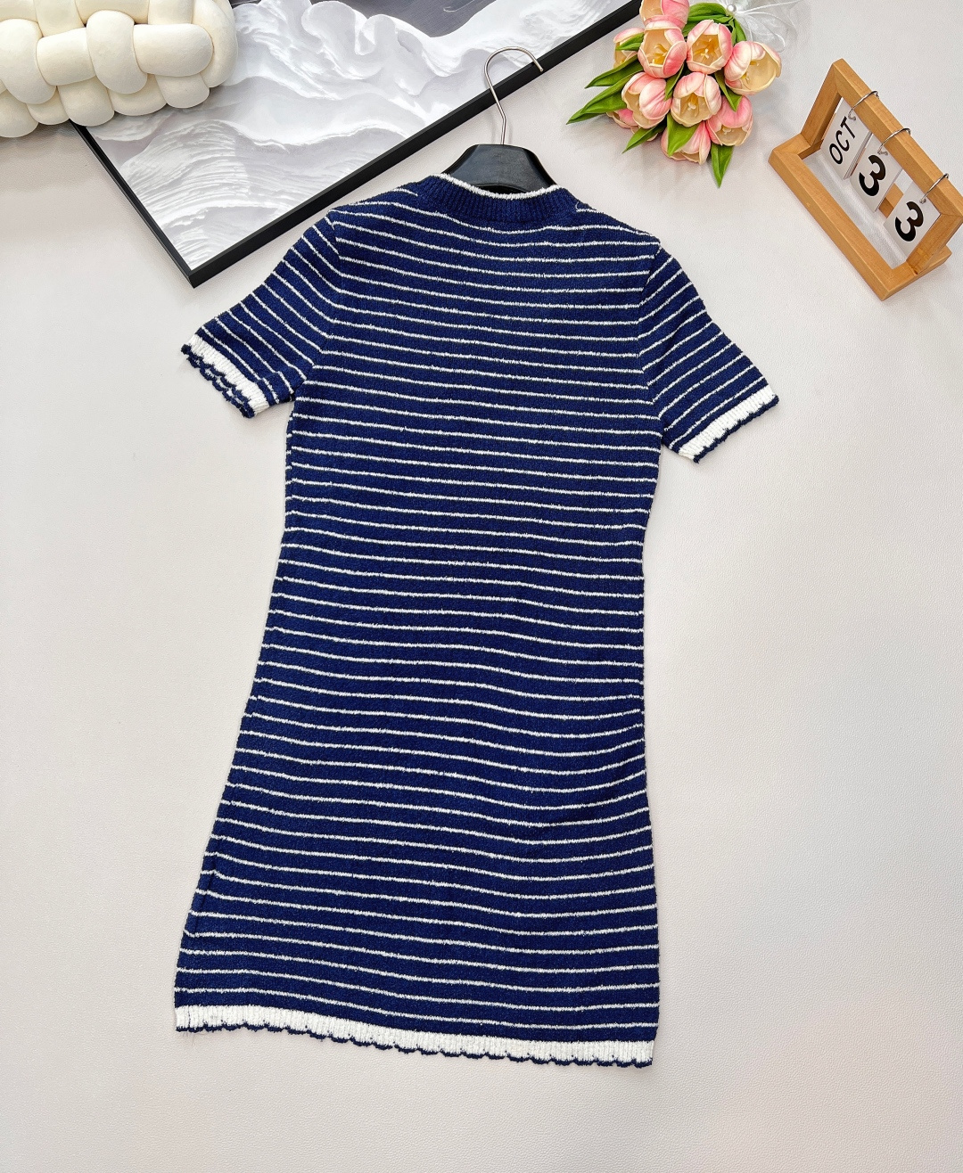 🆕Miumiu撞色条纹字母提花针织裙，自带氛围感的缪缪撞色条纹字母提花圈圈毛针织连衣裙呀！ 这条连衣裙采