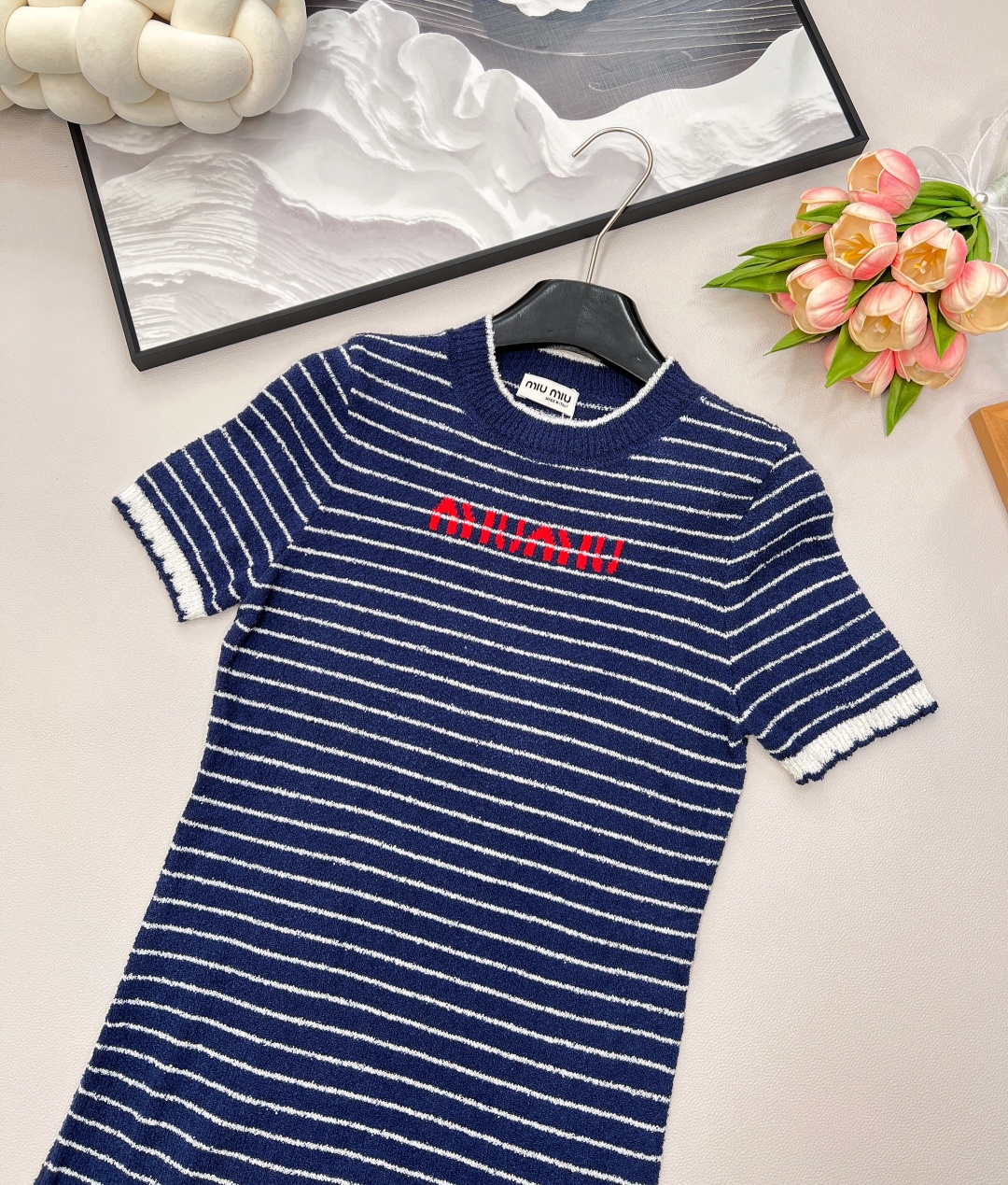🆕Miumiu撞色条纹字母提花针织裙，自带氛围感的缪缪撞色条纹字母提花圈圈毛针织连衣裙呀！ 这条连衣裙采