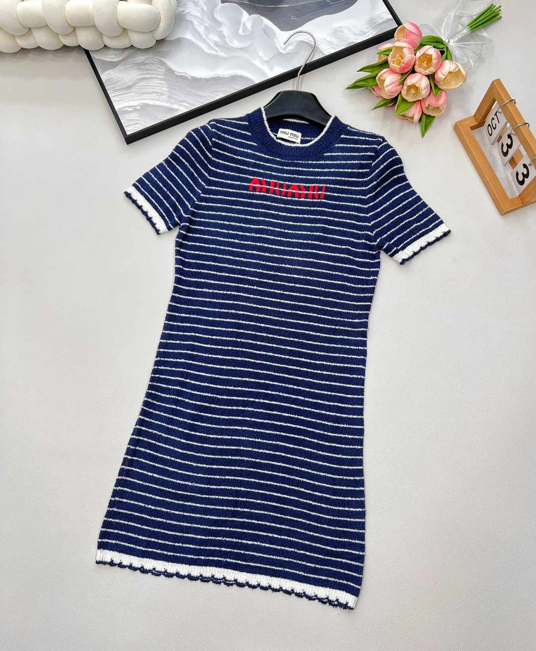 🆕Miumiu撞色条纹字母提花针织裙，自带氛围感的缪缪撞色条纹字母提花圈圈毛针织连衣裙呀！ 这条连衣裙采