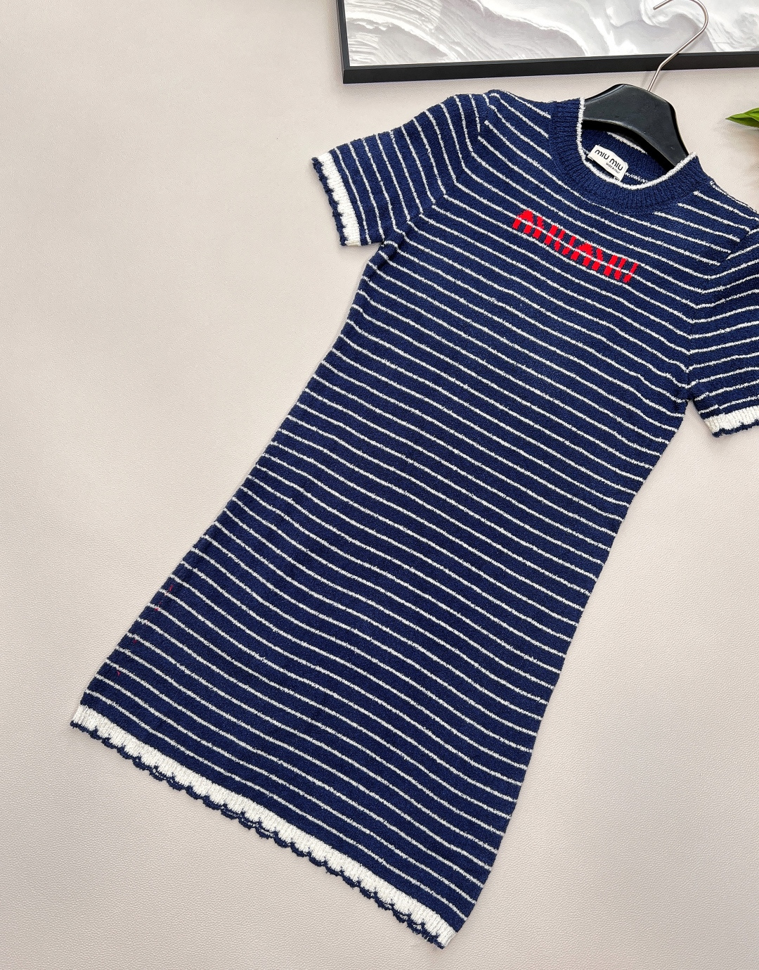 🆕Miumiu撞色条纹字母提花针织裙，自带氛围感的缪缪撞色条纹字母提花圈圈毛针织连衣裙呀！ 这条连衣裙采