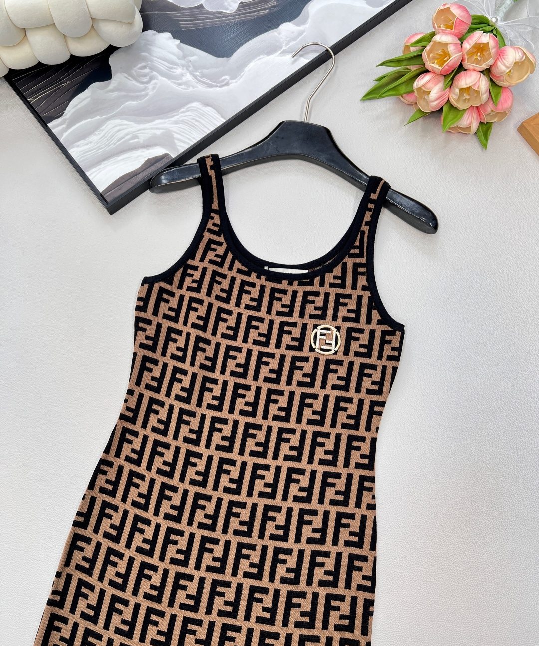 🆕Fendi 经典系列..🤎🤎🤎FF Logo针织徽标背心裙！超爱的这款 超级有气质！没穿之前可能感觉有