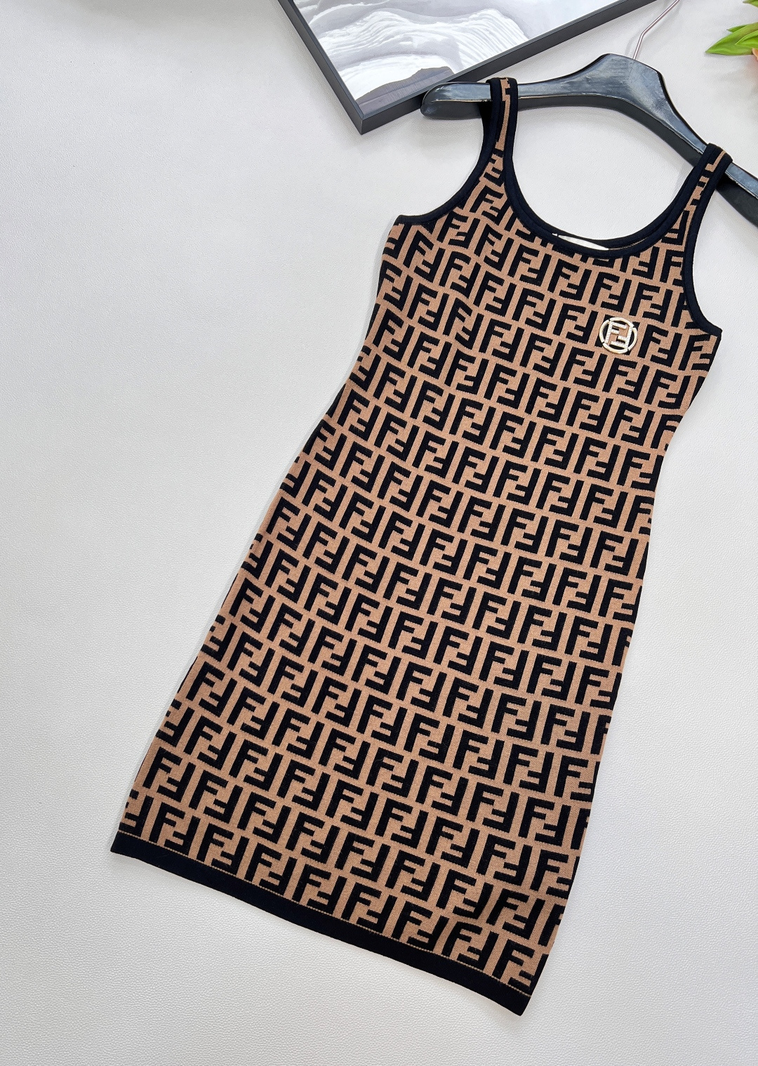 🆕Fendi 经典系列..🤎🤎🤎FF Logo针织徽标背心裙！超爱的这款 超级有气质！没穿之前可能感觉有