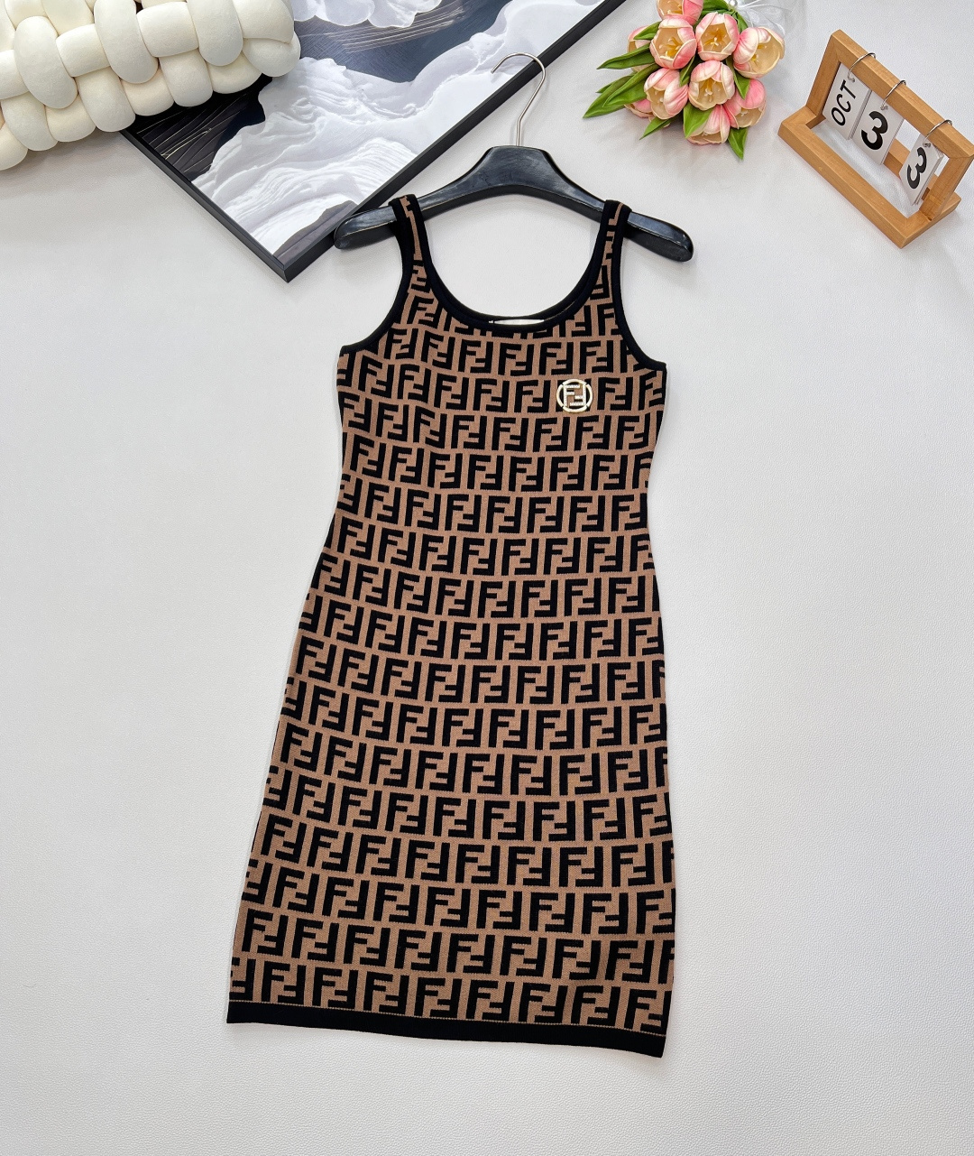 NO:737000,Fendi classic series..FF Logo knitted logo tank top!  I love this one so much! It’s so classy!  It may feel a bit old-fashioned before you wear it. The upper body is guaranteed to be made of imported ultra-fine machine woven with large real fragrance. The spacing and three-dimensional sense of each logo remain exactly the same as the original one. The logo on the chest is the finishing touch. The upper body is fashionable and not unnecessary. Invincible and versatile. One piece for everyone. Sizes: sml, fendi, skirts, etc.19860909Fendi 经典系列..FF Logo针织徽标背心裙！ 超爱的这款 超级有气质！没穿之前可能感觉有点老气一上身保证大型真香现场采用进口超细机织作 每个Logo的间距 立体感都保持和原版一模一样..胸前徽标logo可谓点睛之笔 上身时髦的不要不要的 无敌百搭款 人手一件哦 尺码sml,,fendi,skirts,,Women's clothing