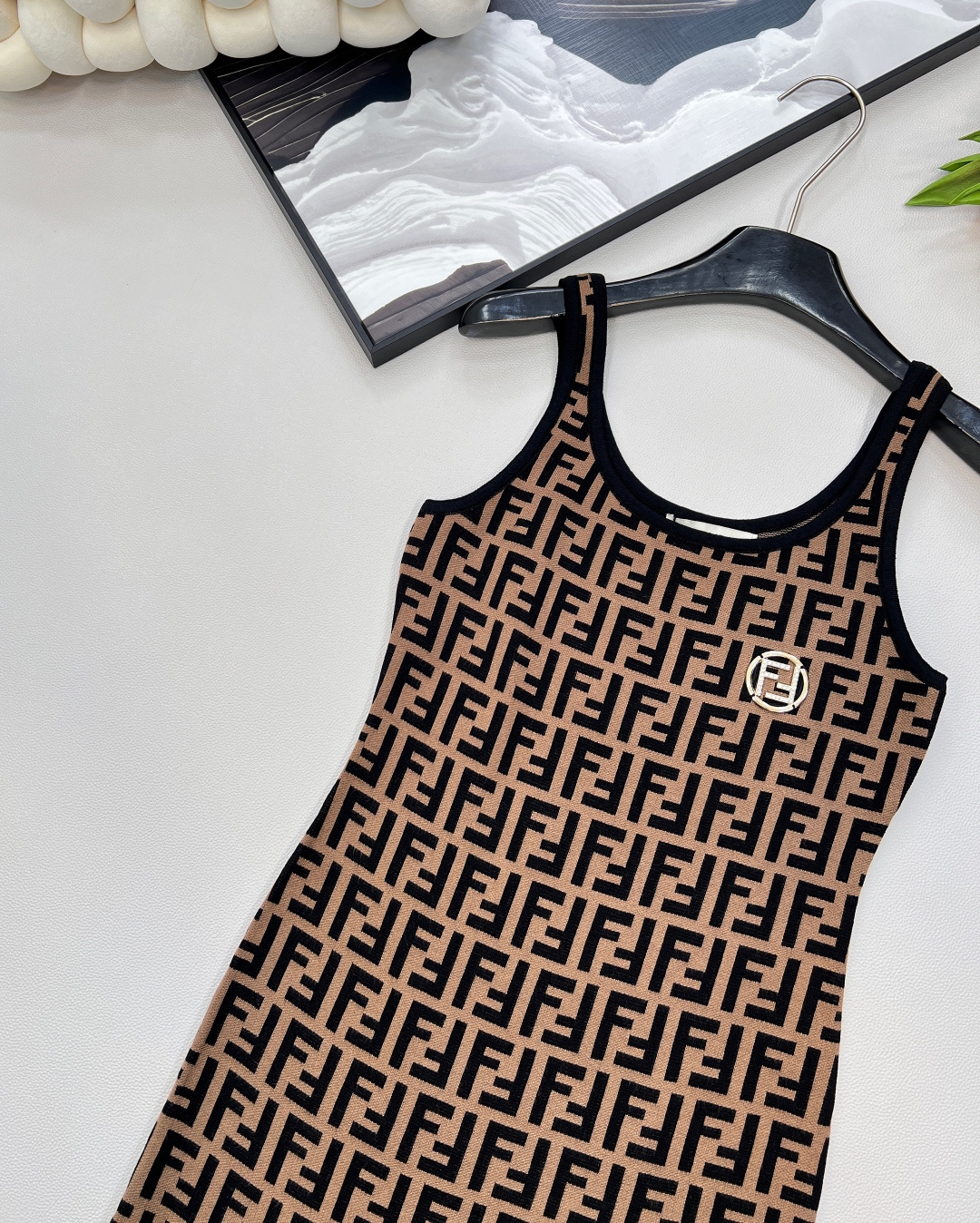🆕Fendi 经典系列..🤎🤎🤎FF Logo针织徽标背心裙！超爱的这款 超级有气质！没穿之前可能感觉有