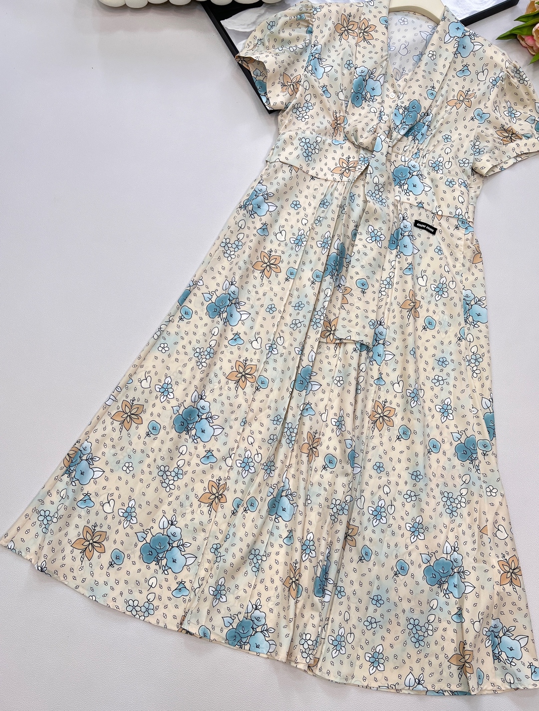 🆕Miumiu新款系带碎花复古连衣裙,定制YB进口斜纹绸材质 垂顺光泽 舒适宜人 系带蝴蝶结短袖连衣裙剪