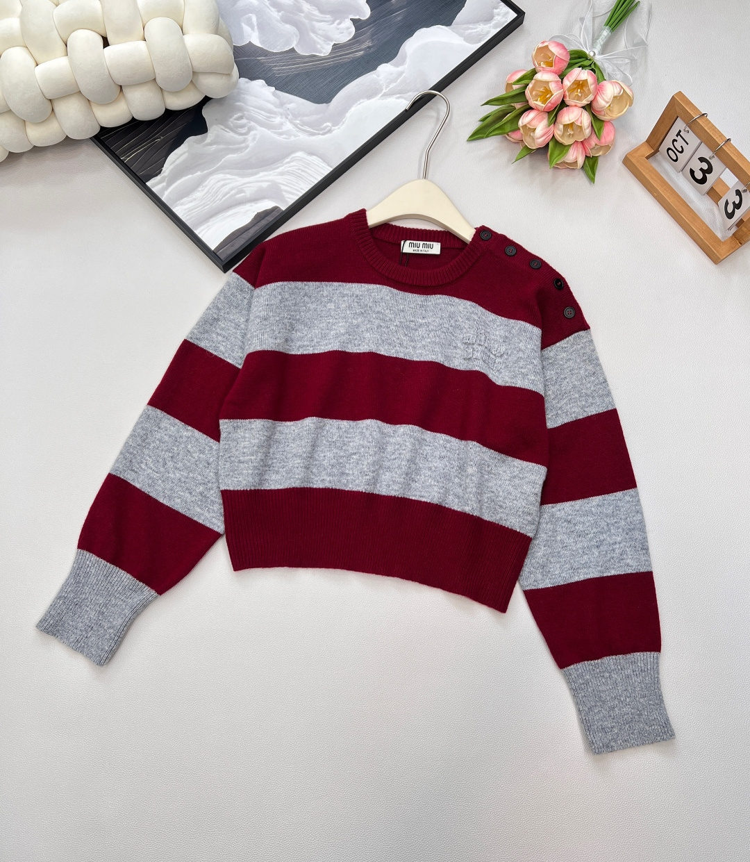 🆕Miu条纹撞色短毛衣来炸场！2025早秋系列设计，肩膀纽扣开合超有巧思，字母logo贴布刺绣点缀细节💎