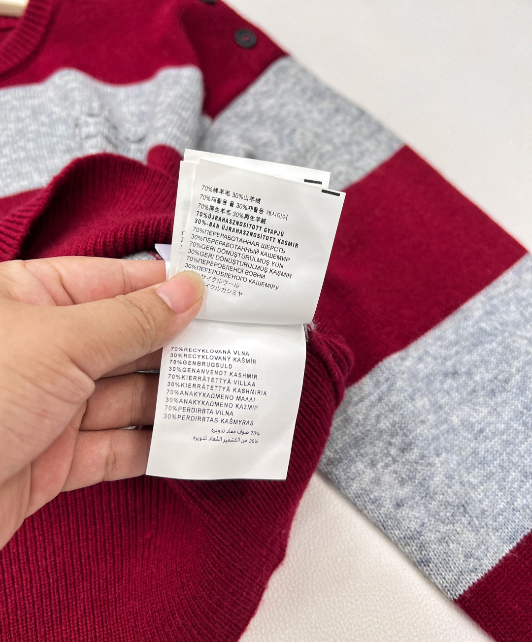 🆕Miu条纹撞色短毛衣来炸场！2025早秋系列设计，肩膀纽扣开合超有巧思，字母logo贴布刺绣点缀细节💎