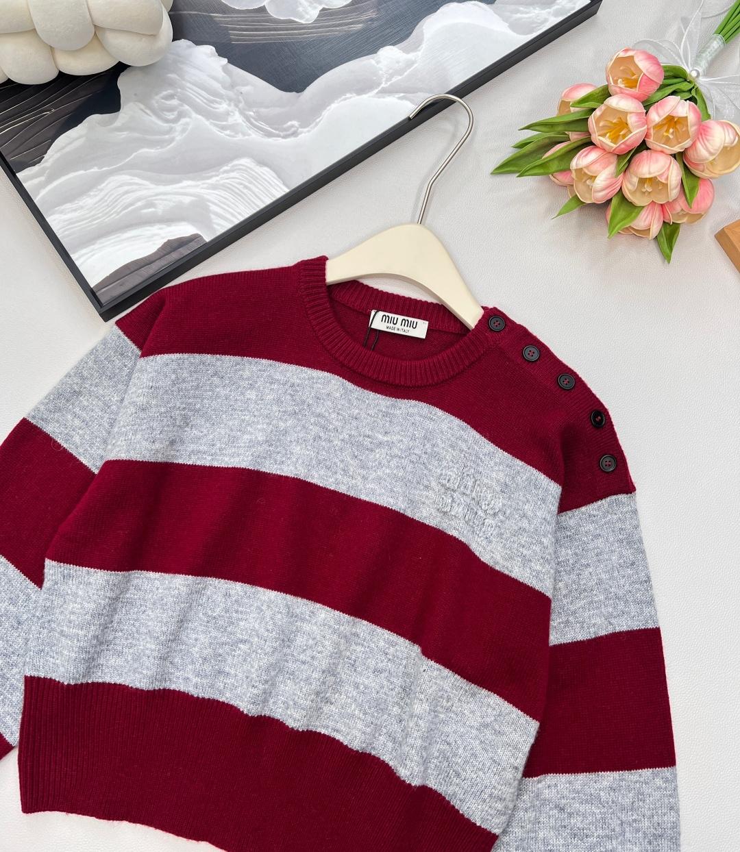 🆕Miu条纹撞色短毛衣来炸场！2025早秋系列设计，肩膀纽扣开合超有巧思，字母logo贴布刺绣点缀细节💎