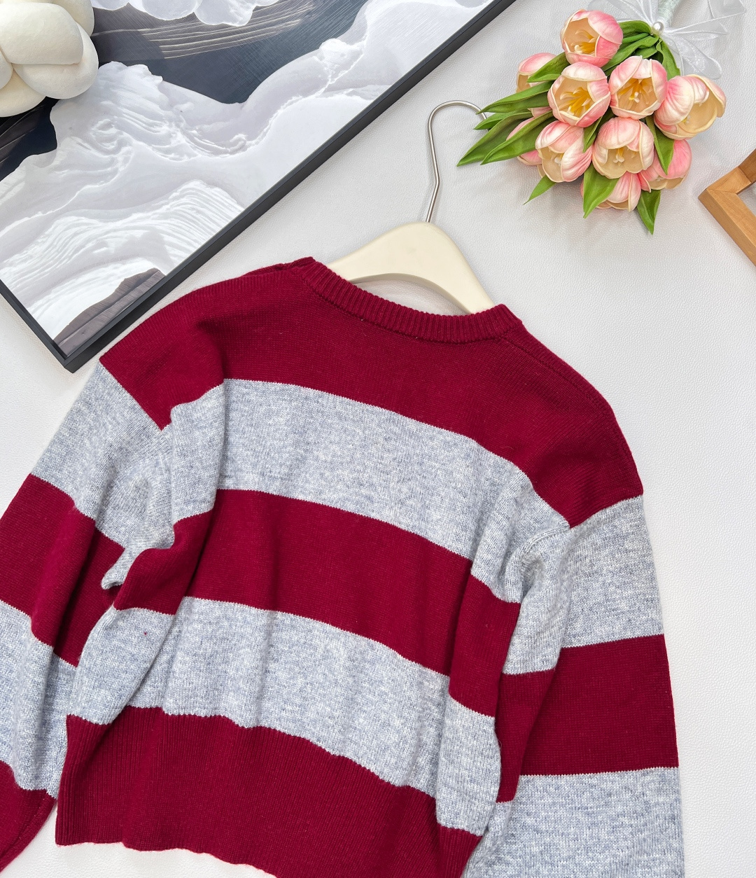 🆕Miu条纹撞色短毛衣来炸场！2025早秋系列设计，肩膀纽扣开合超有巧思，字母logo贴布刺绣点缀细节💎