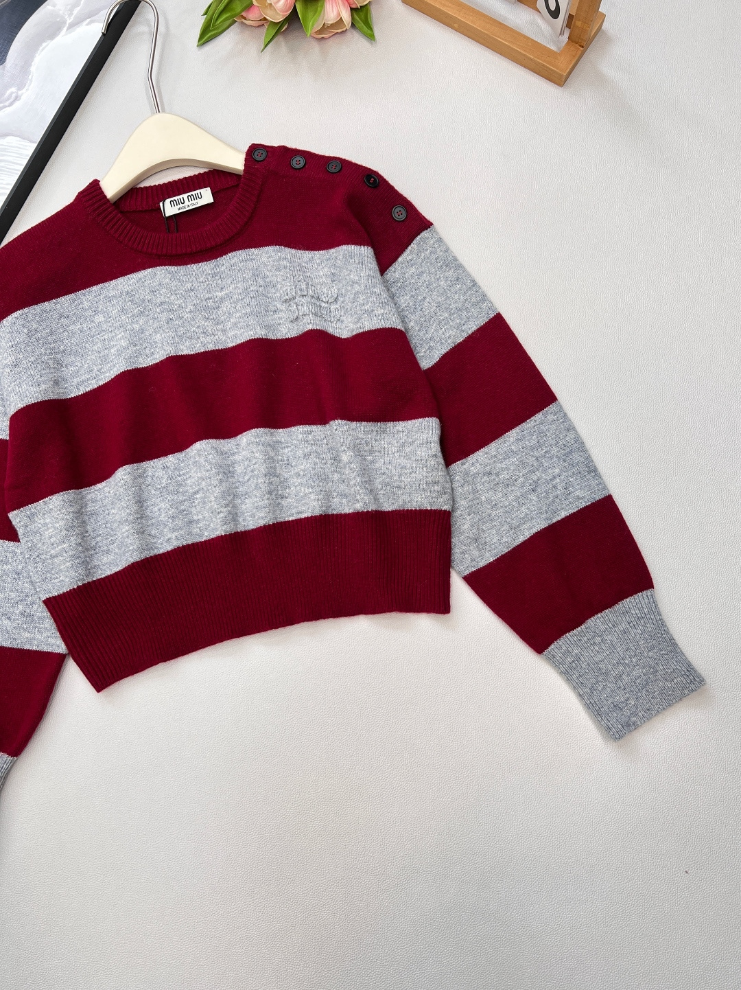 🆕Miu条纹撞色短毛衣来炸场！2025早秋系列设计，肩膀纽扣开合超有巧思，字母logo贴布刺绣点缀细节💎