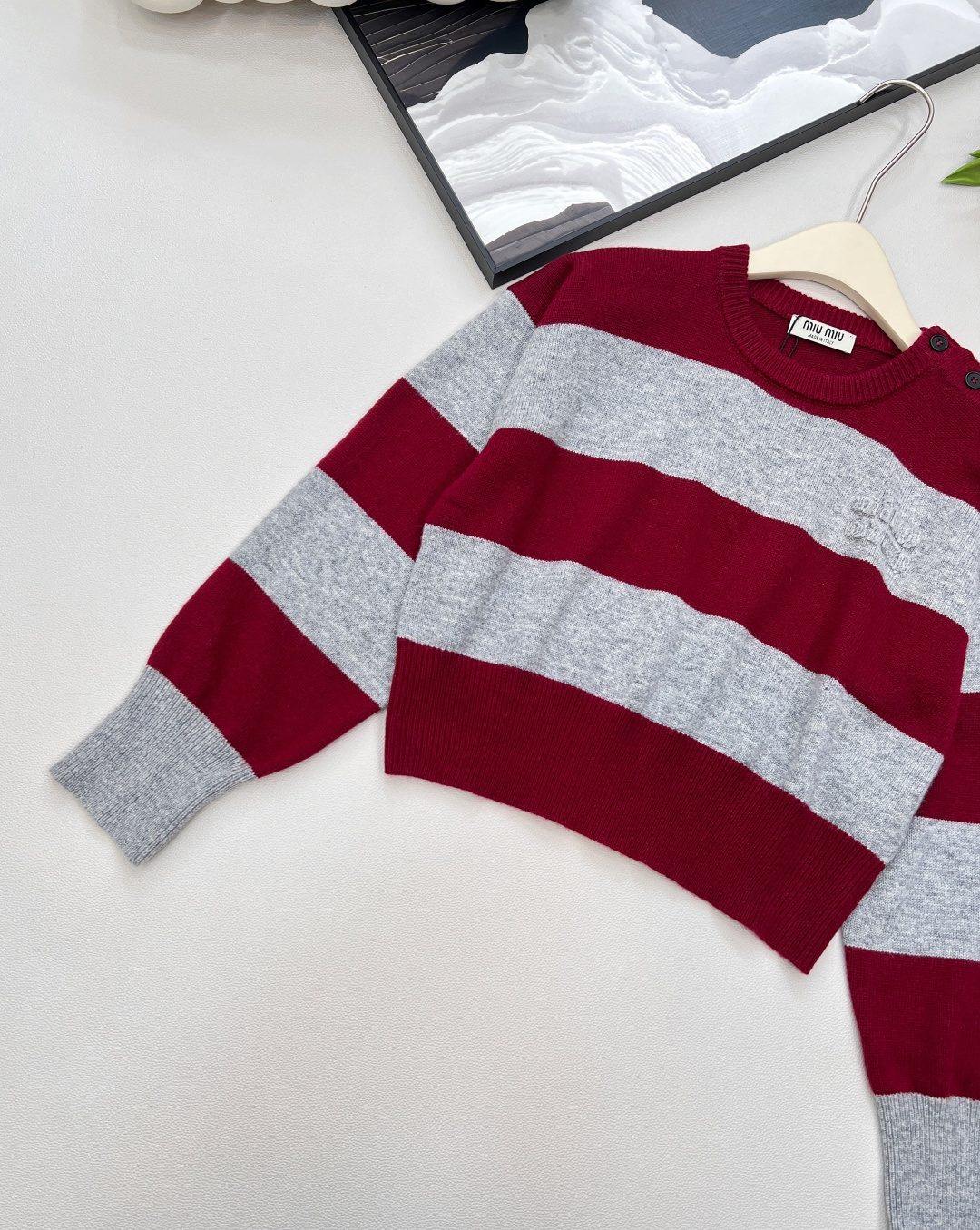 🆕Miu条纹撞色短毛衣来炸场！2025早秋系列设计，肩膀纽扣开合超有巧思，字母logo贴布刺绣点缀细节💎