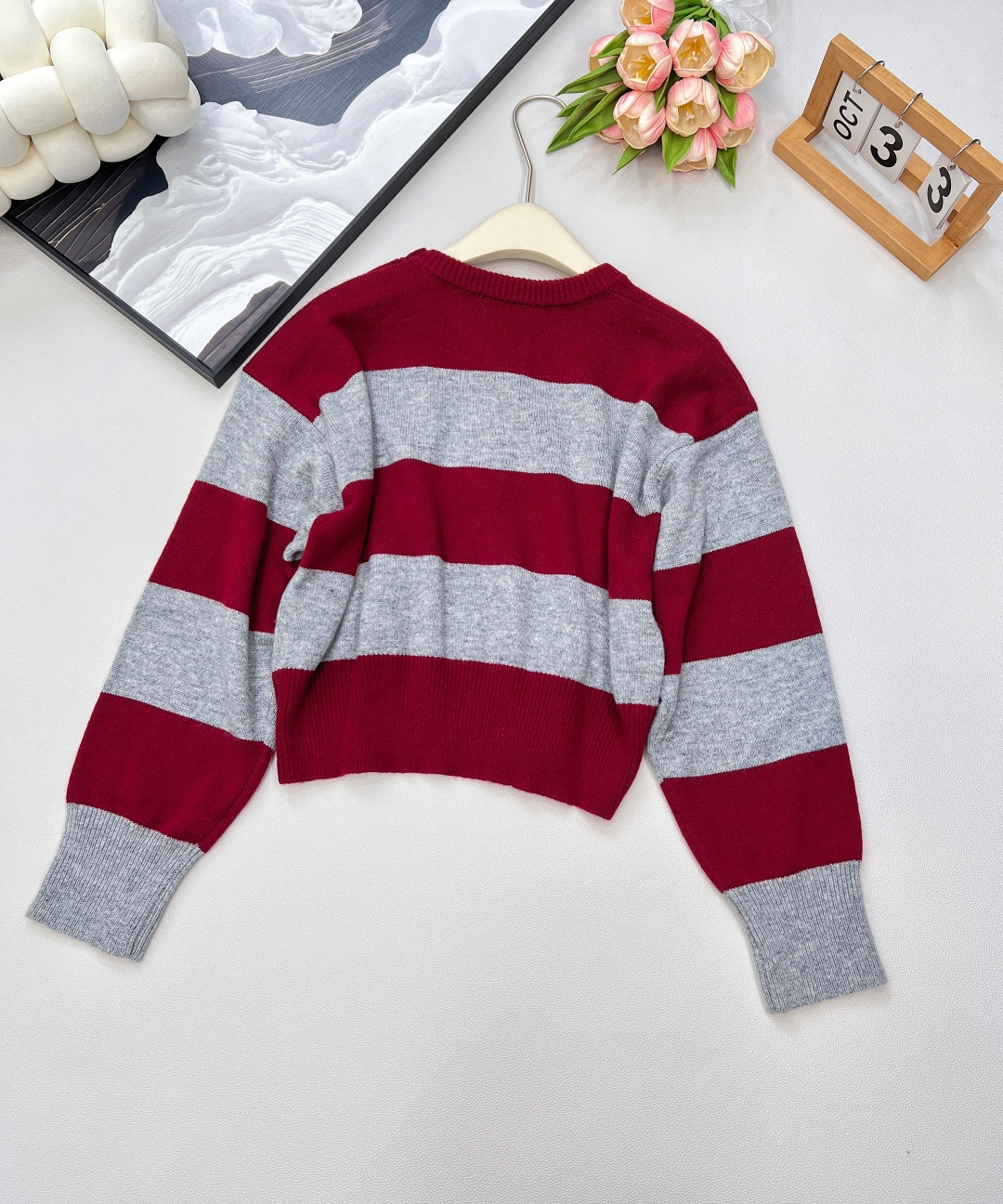 🆕Miu条纹撞色短毛衣来炸场！2025早秋系列设计，肩膀纽扣开合超有巧思，字母logo贴布刺绣点缀细节💎