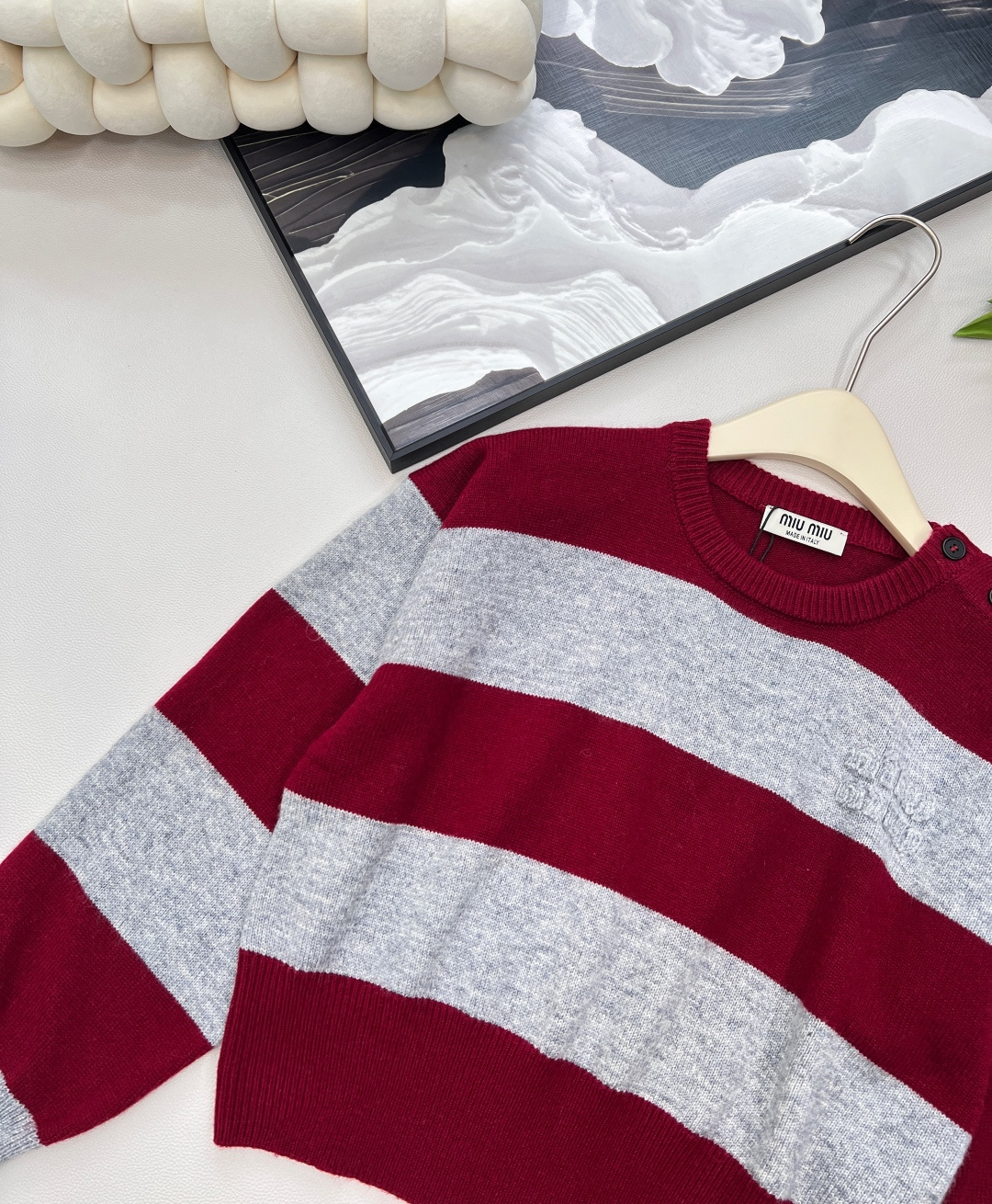 🆕Miu条纹撞色短毛衣来炸场！2025早秋系列设计，肩膀纽扣开合超有巧思，字母logo贴布刺绣点缀细节💎