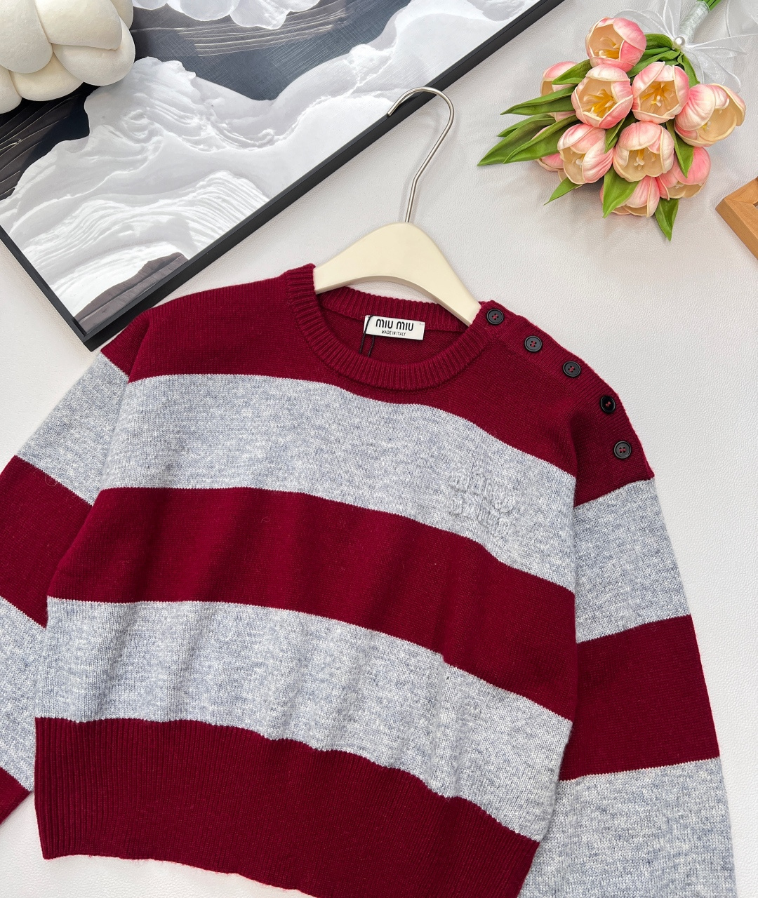 🆕Miu条纹撞色短毛衣来炸场！2025早秋系列设计，肩膀纽扣开合超有巧思，字母logo贴布刺绣点缀细节💎