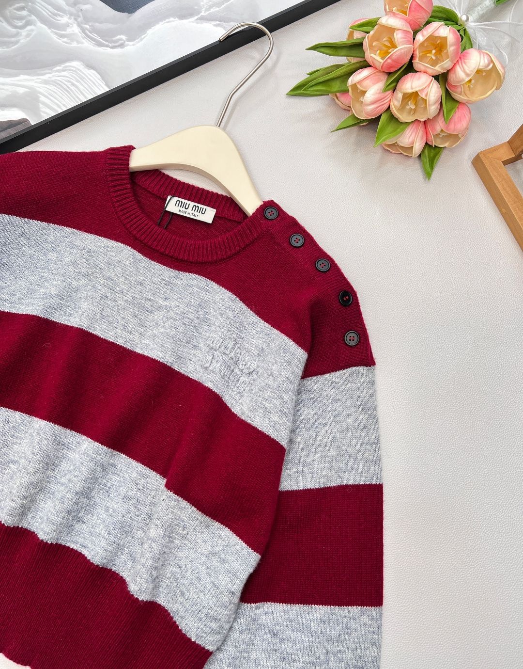 🆕Miu条纹撞色短毛衣来炸场！2025早秋系列设计，肩膀纽扣开合超有巧思，字母logo贴布刺绣点缀细节💎