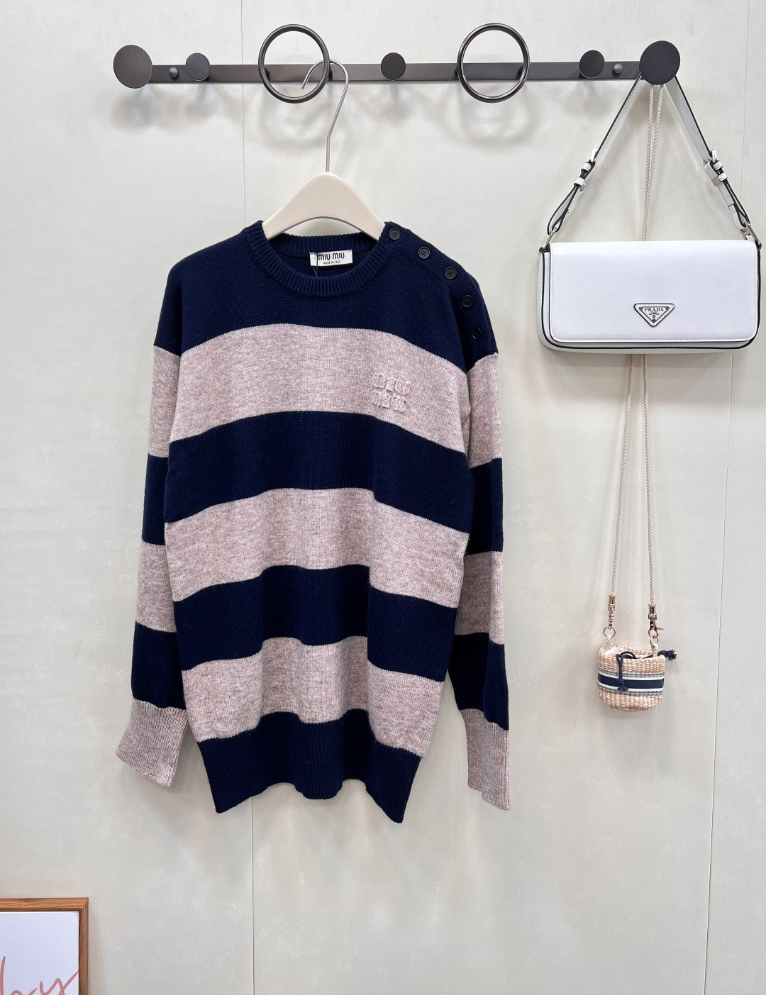 NO:437473,Miumiu2025 new letter striped round neck sweater, customized YB cashmere wool yarn weaving, high-quality texture, comfortable wear, round neck pullover sweater cut, blue and gray stripes distribution, laying the tone of literary style, using knitted texture to complete the classic letter logo pattern on the chest, showing the brand's sense of luxury, single-sided shoulder embellishment round buckle, rich layers Oversized loose silhouette long style, inclusive body, loose tone, outstanding outside and inside, suitable for commuting and dates, custom face accessories, complete three standards, large-scale products, size sml, edited,,miumiu,versace,sweaters,alexander wang19860909Miumiu2025新款字母条纹圆领毛衣,定制YB羊绒羊毛纱线织造 质感高级 穿搭舒适 圆领套头毛衣剪裁 通体蓝灰相间条纹分布 奠定文艺风格基调 利用针织肌理 在胸前完成经典字母徽标图案 尽显品牌高级感 单侧肩膀点缀圆扣 丰富层次 Oversized宽松廓形长款版型 包容身材 调性松弛高级 外穿内搭皆出彩 适配通勤约会多穿搭场景 定制面辅料 ,三标齐全,大货出 尺码sml 编,,miumiu,versace,sweaters,alexander wang,Women's clothing