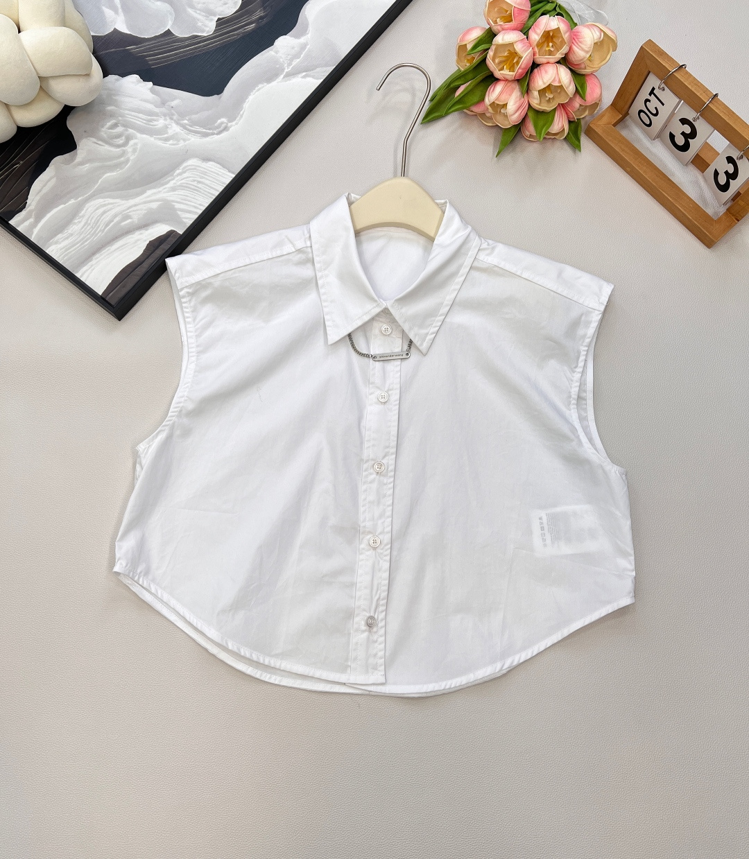 NO:437487,aalexander wang 25Ss spring and summer new sleeveless pointed-collar shirt + webbing shorts set | Exclusive yb development!  High-end production!  Hardware necklace embellishments, details show high-end feel, elastic waist shorts cleverly hide the flesh, and easily wear them to create long legs~ A set of unlocks N occasions, this summer, make a effortless fashionable essence!  Two colors are outstanding, three standards are complete!  Single size sml shirt braid, shorts,shirts,necklace,alexander wang19860909aalexander wang 25Ss春夏新款无袖尖领衬衫+织带短裤套装丨独家yb开发！高版出品！五金项链点缀,细节彰显高级感,松紧腰短裤巧妙藏肉,轻松穿出大长腿～一套解锁N种场合,这个夏天,做不费力时髦精！两色出,三标齐全！单出 尺码sml 衬衫编,,shorts,shirts,necklace,alexander wang,Women's clothing