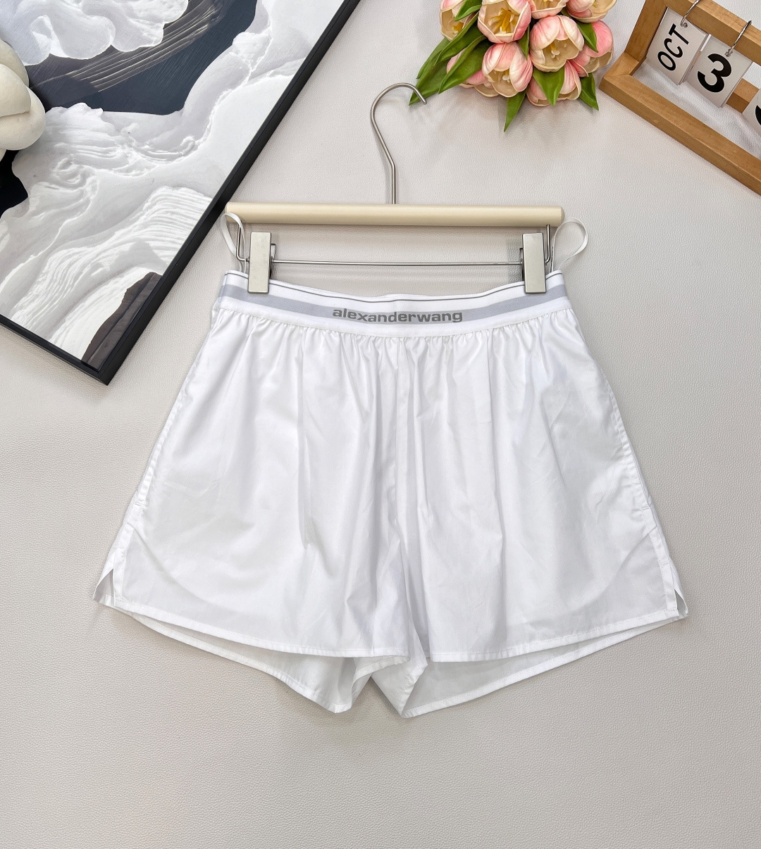 NO:437494,alexander wang 25Ss spring and summer new sleeveless pointed-collar shirt + webbing shorts set | Exclusive yb development!  High-end production!  Hardware necklace embellishments, details show high-end feel, elastic waist shorts cleverly hide the flesh, and easily wear them to create long legs~ A set of unlocks N occasions, this summer, make a effortless fashionable essence!  Two colors are outstanding, three standards are complete!  Single size sml shorts, shorts,shirts,necklace,alexander wang19860909alexander wang 25Ss春夏新款无袖尖领衬衫+织带短裤套装丨独家yb开发！高版出品！五金项链点缀,细节彰显高级感,松紧腰短裤巧妙藏肉,轻松穿出大长腿～一套解锁N种场合,这个夏天,做不费力时髦精！两色出,三标齐全！单出 尺码sml 短裤编,,shorts,shirts,necklace,alexander wang,Women's clothing