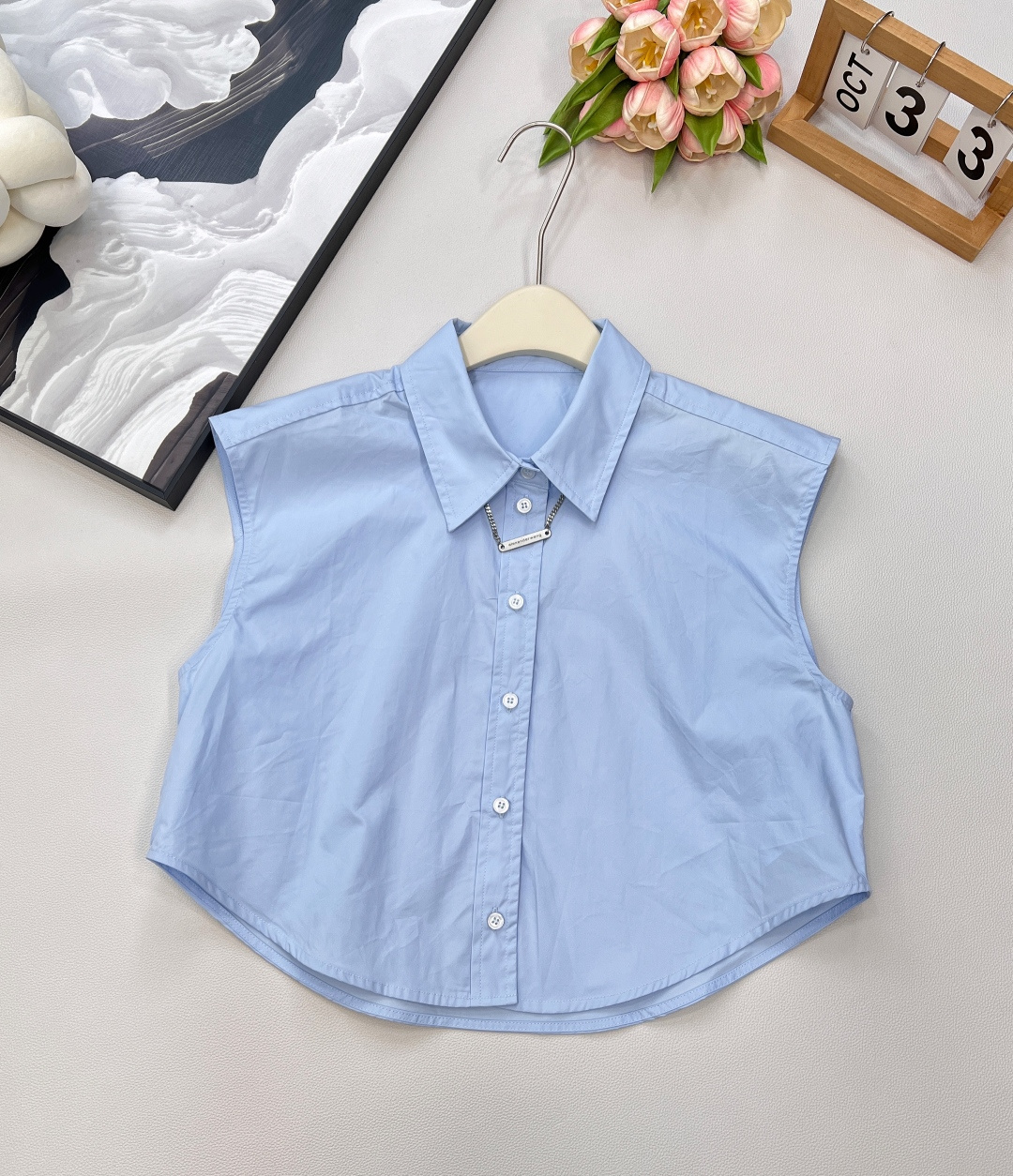 NO:437505,alexander wang 25Ss spring and summer new sleeveless pointed-collar shirt + webbing shorts set | Exclusive yb development!  High-end production!  Hardware necklace embellishments, details show high-end feel, elastic waist shorts cleverly hide the flesh, and easily wear them to create long legs~ A set of unlocks N occasions, this summer, make a effortless fashionable essence!  Two colors are outstanding, three standards are complete!  Single size sml shirt braid, shorts,shirts,necklace,alexander wang19860909alexander wang 25Ss春夏新款无袖尖领衬衫+织带短裤套装丨独家yb开发！高版出品！五金项链点缀,细节彰显高级感,松紧腰短裤巧妙藏肉,轻松穿出大长腿～一套解锁N种场合,这个夏天,做不费力时髦精！两色出,三标齐全！单出 尺码sml 衬衫编,,shorts,shirts,necklace,alexander wang,Women's clothing