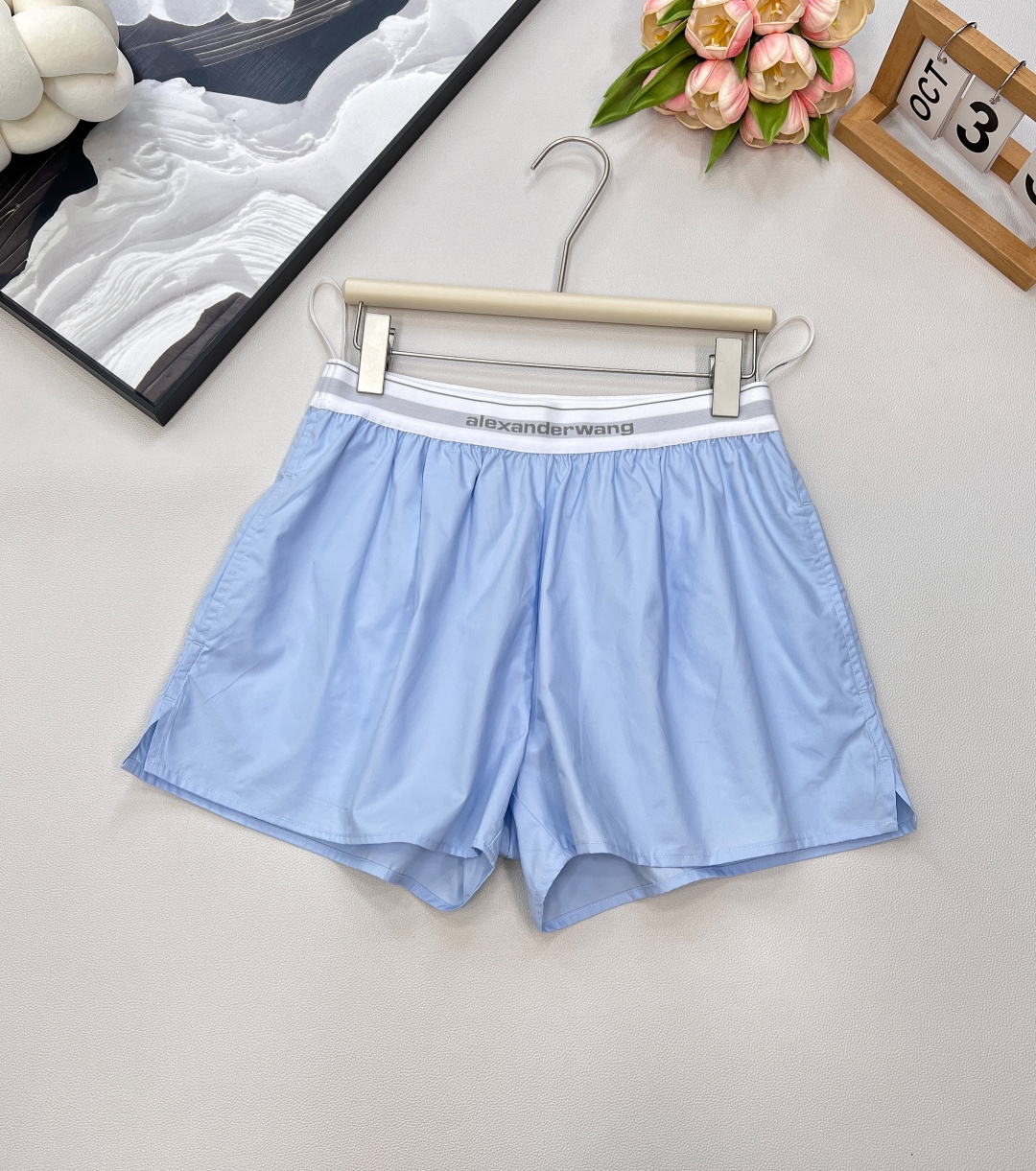 NO:437524,alexander wang 25Ss spring and summer new sleeveless pointed-collar shirt + webbing shorts set | Exclusive yb development!  High-end production!  Hardware necklace embellishments, details show high-end feel, elastic waist shorts cleverly hide the flesh, and easily wear them to create long legs~ A set of unlocks N occasions, this summer, make a effortless fashionable essence!  Two colors are outstanding, three standards are complete!  Single size sml shorts, shorts,shirts,necklace,alexander wang19860909alexander wang 25Ss春夏新款无袖尖领衬衫+织带短裤套装丨独家yb开发！高版出品！五金项链点缀,细节彰显高级感,松紧腰短裤巧妙藏肉,轻松穿出大长腿～一套解锁N种场合,这个夏天,做不费力时髦精！两色出,三标齐全！单出 尺码sml 短裤编,,shorts,shirts,necklace,alexander wang,Women's clothing