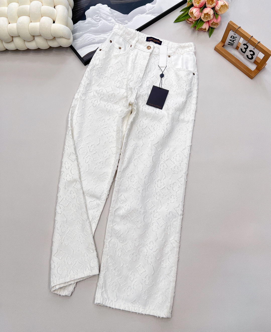 NO:437550,LOUIS VUITTON25 early autumn new product 1V donkey jacquard tassel dark flower logo denim trousers white. It uses imported denim fabric, which is soft and not collapsed, low-key and luxurious. It has a moderate thickness and is versatile all year round. Customized high-weave organic pure cotton denim fabric fabric has bright color, firm and fine, imported ykk zipper, customized leather label, high waist wide-leg straight version to make it look slimming, cover the flesh and make the legs look longer!  A leg shape that can tolerate everything!  Complete three standards, large-scale products, size sml, louis vuitton, louis vuitton, louis vuitton, alexander wang19860909LOUIS VUITTON25早秋新品1V驴家提花流苏暗花logo牛仔长裤白 采用进口牛仔面料,普洗柔软不塌,低调又奢华,薄厚度适中一年四季百搭单品定制高织数有机纯棉牛仔面料面料呈现色泽明亮支纱紧致细密,进口ykk拉链,定制皮标,高腰阔腿直筒版型显瘦 遮肉 显腿长！能包容一切的腿型！三标齐全,大货出 尺码sml 编,,louis vuitton,louis vuitton,louis vuitton,alexander wang,Women's clothing